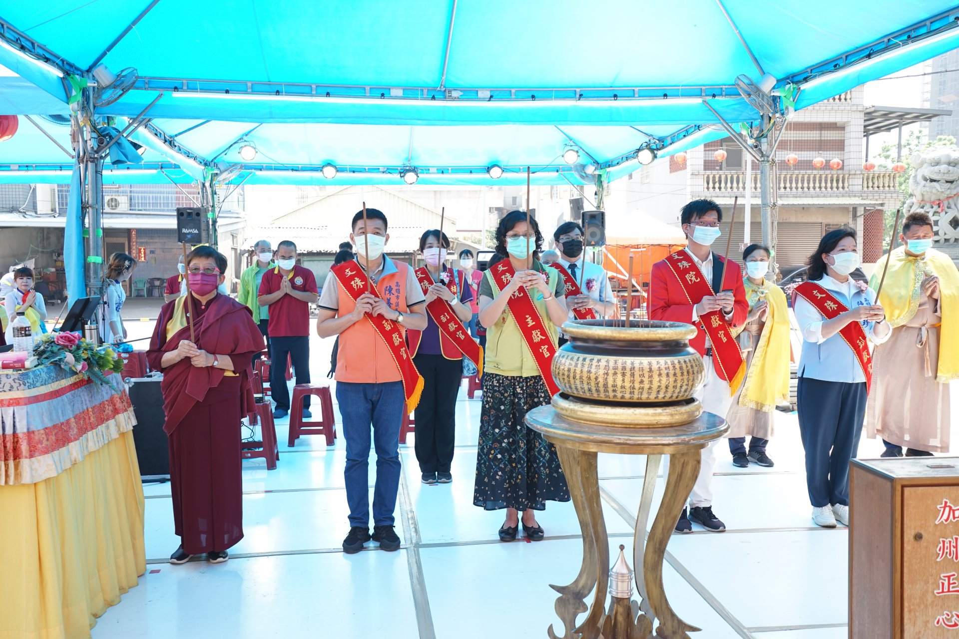 行動佛殿132站高雄楠梓，帶領貴賓上香祈福