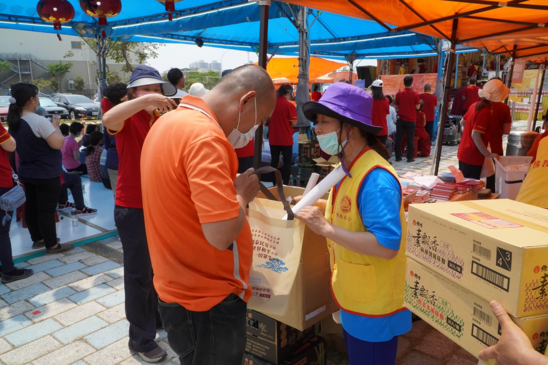 行動佛殿130站台南大興公園，觀音大悲感召加持法會，發送愛心物資