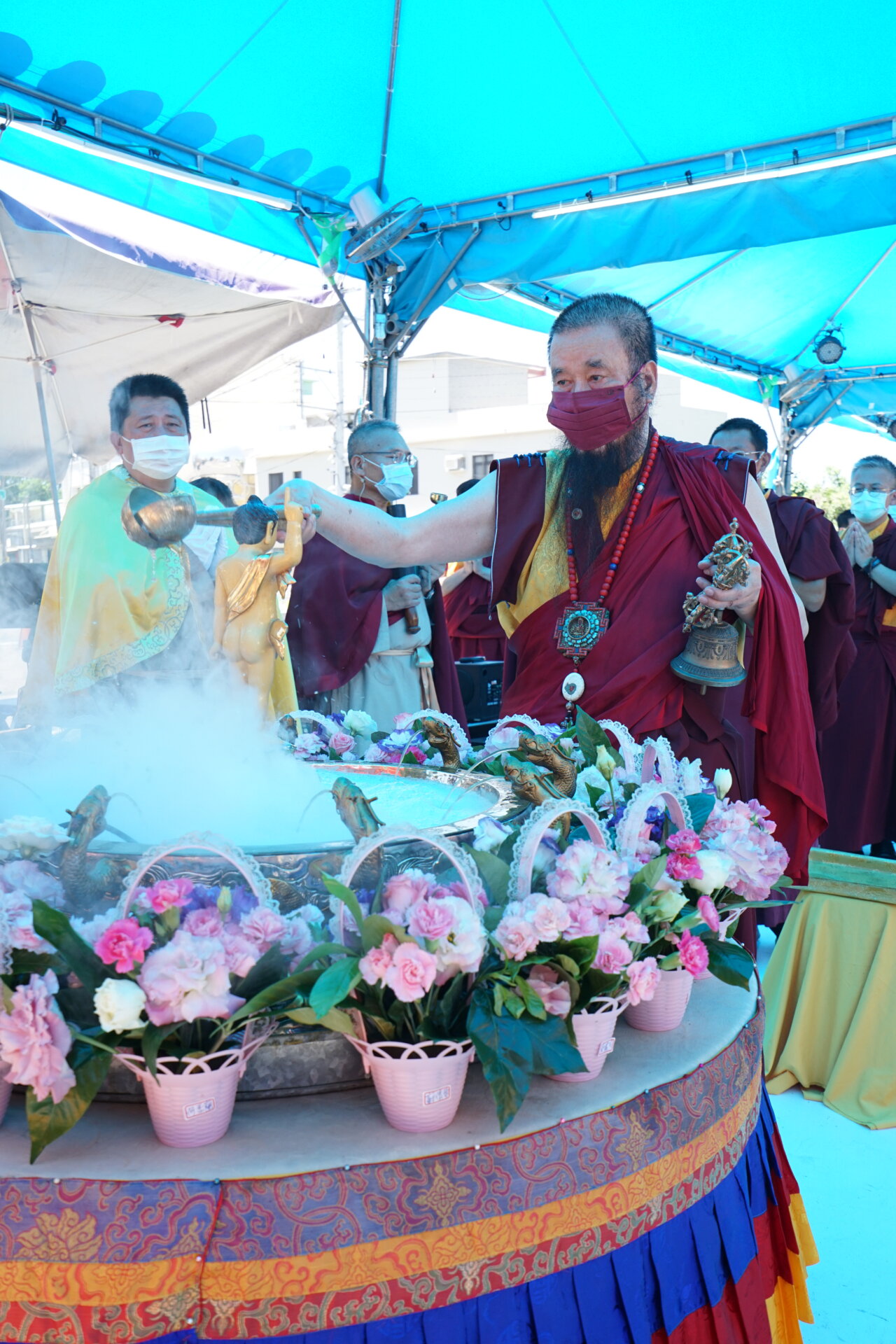 行動佛殿136站高雄仁武，舉辦恭祝釋迦世尊聖誕浴佛暨護生法會，本會指導上師恆性嘉措仁波且進行浴佛儀式