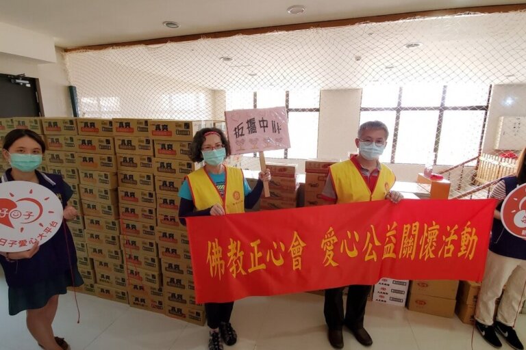 世界佛教正心會準備200箱平安麵及1000多罐罐頭給板橋社福中心