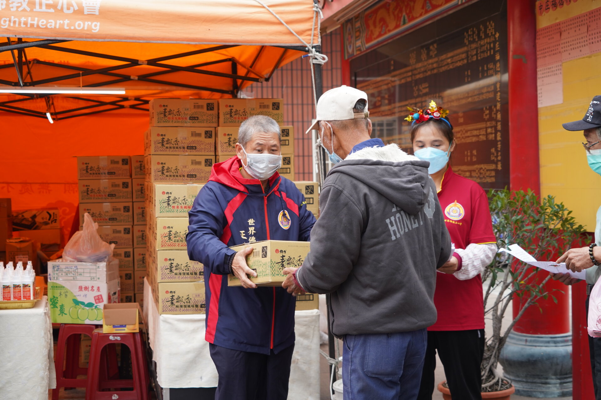 行動佛殿140站高雄大寮，本會募集十方愛心致贈弱勢家庭口罩、酒精、泡麵等愛心物資