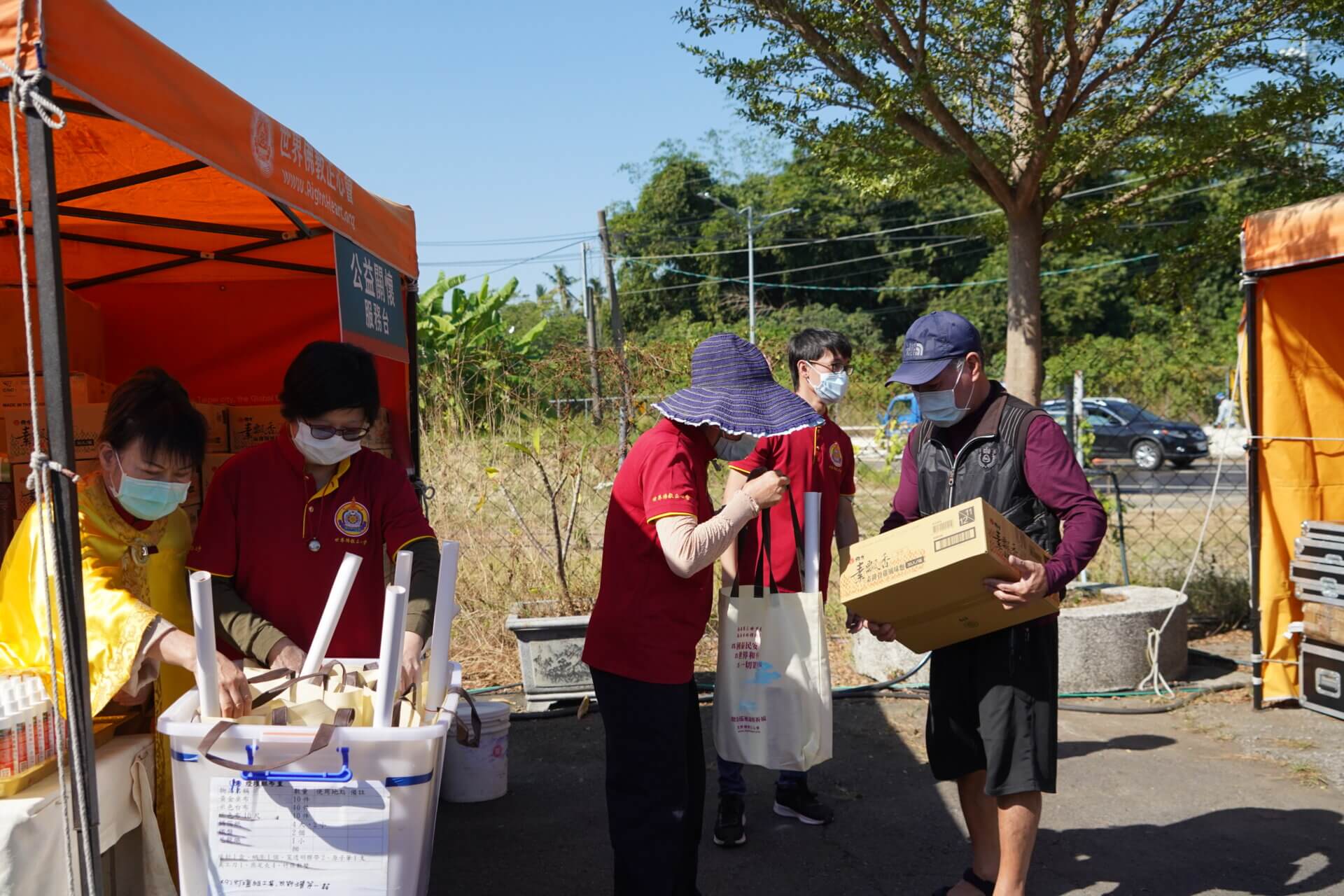 行動佛殿再啟程137站燕巢，本會關懷弱勢發送酒精口罩平安麵等愛心物資