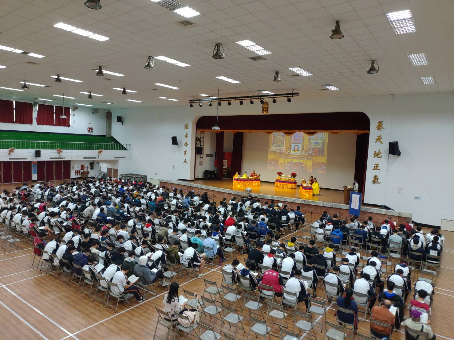 世界佛教正心會於1月12日在嘉義高中舉辦學生祈福法會，全校師生近五百人參加，祝福學生考試金榜題名