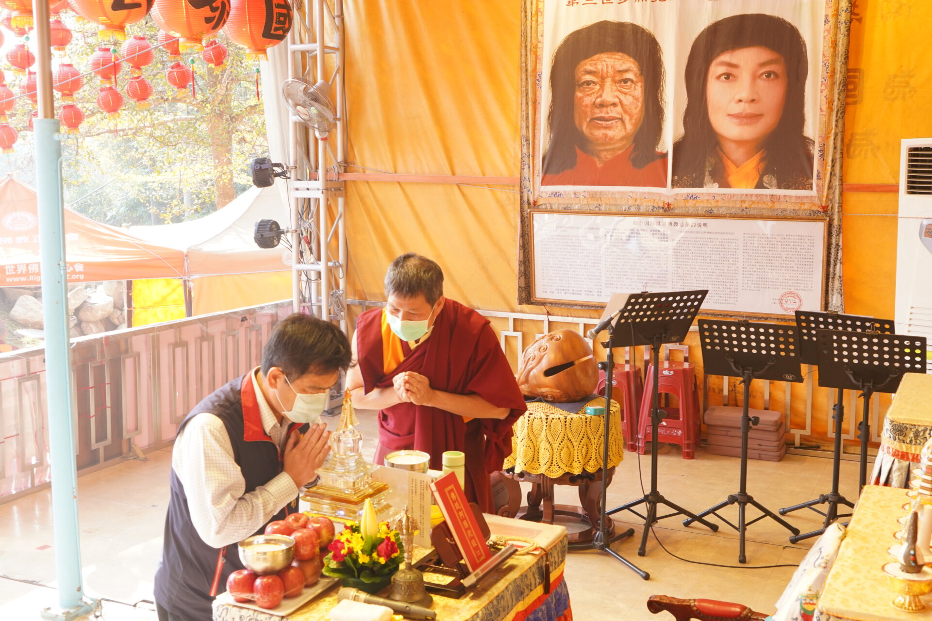 行動佛殿143站台南龍崎，舉辦恭祝南無第三世多杰羌佛日祈福暨護生法會，龍崎區長顏振羽(右)瞻仰佛陀舍利