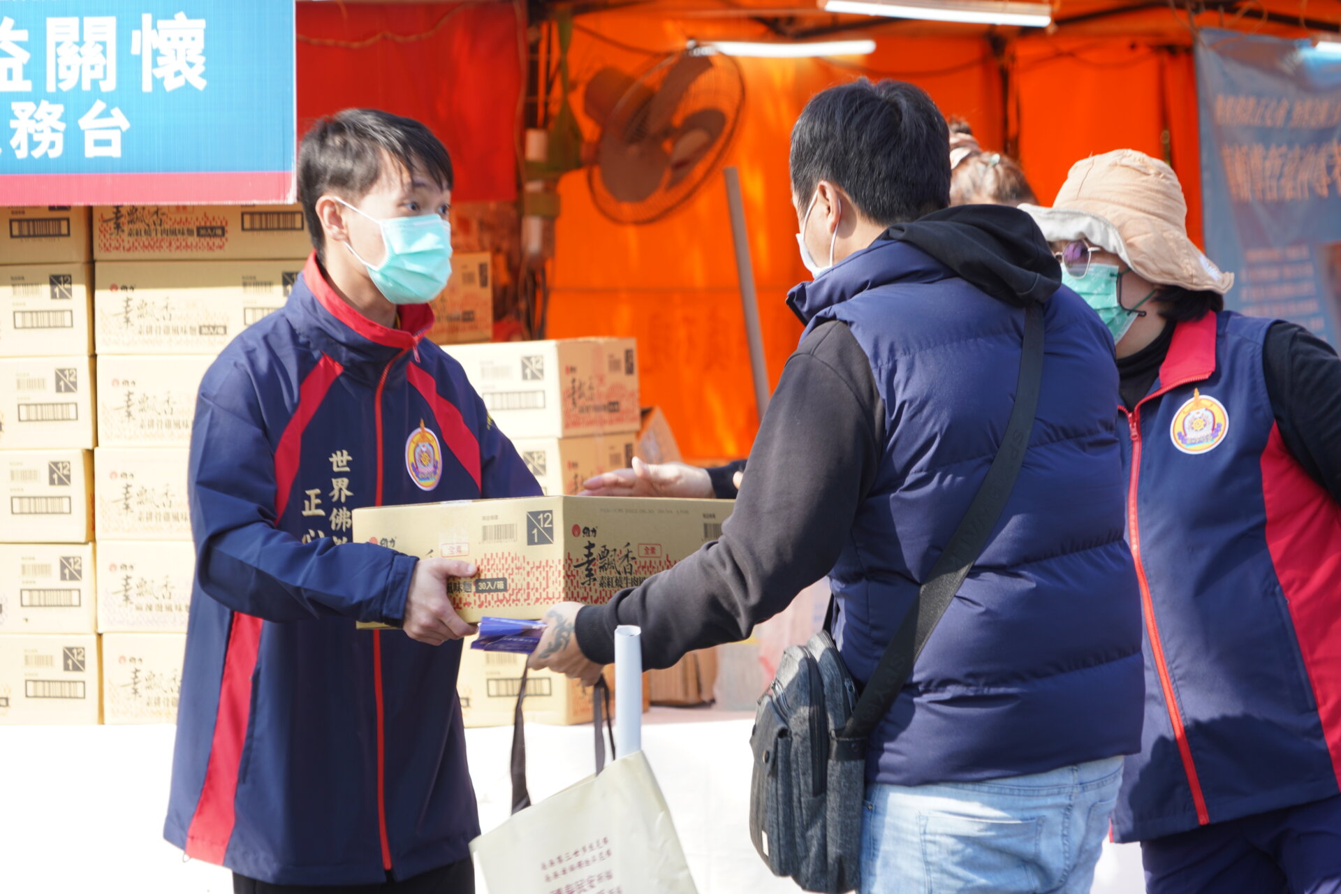 行動佛殿143站台南龍崎，本會致贈弱勢家庭口罩、酒精、泡麵等愛心物資