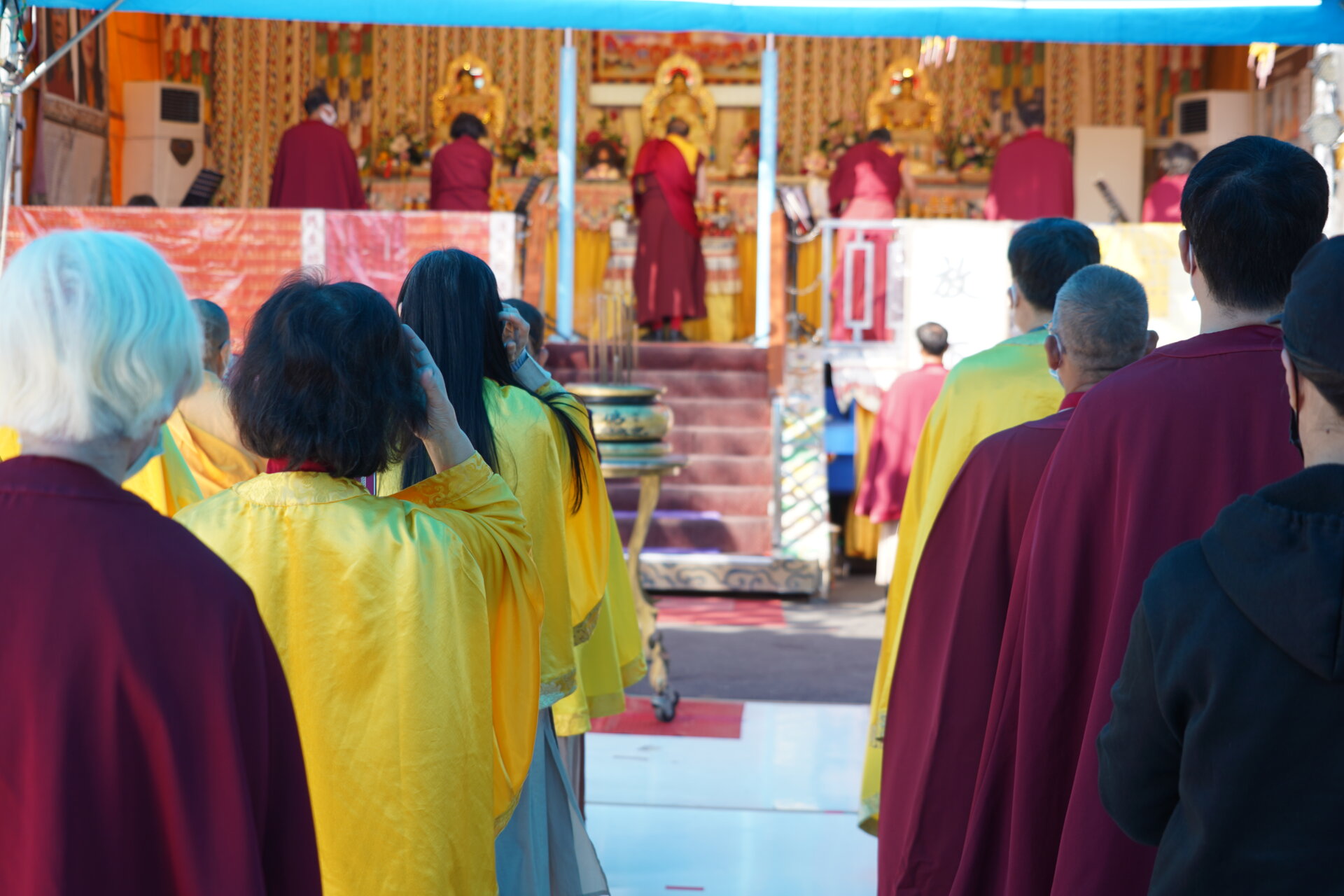 行動佛殿143站台南龍崎，各地信眾來到佛殿恭敬虔誠誦經祈福