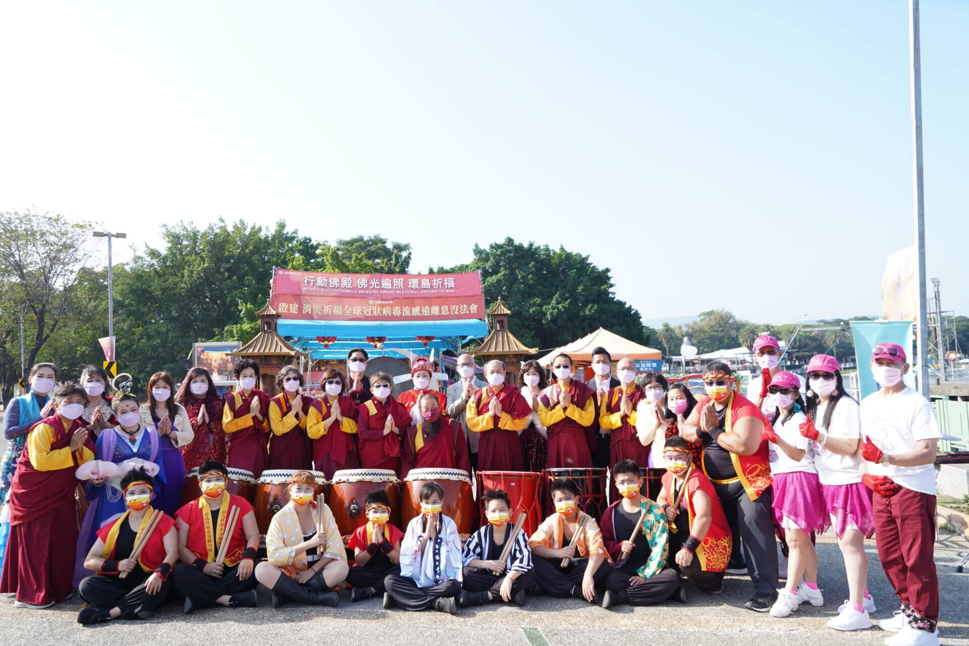 行動佛殿145站高雄物產館，本會指導上師恆性嘉措仁波且(中坐者)與表演團體芸逸鼓樂表演藝術團、那瑪斯提舞悦集、舞力舞蹈社及正心合唱團合影