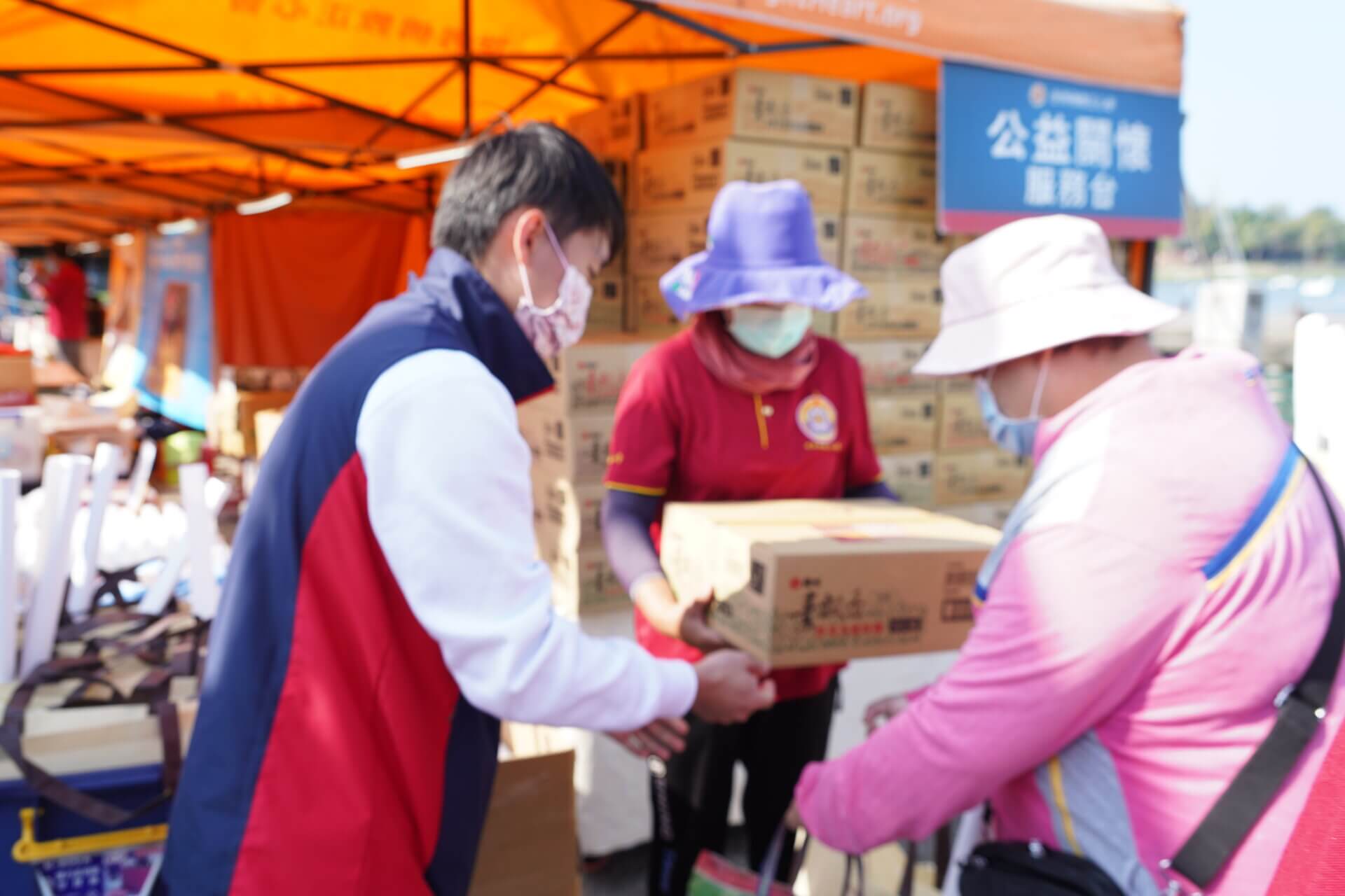 行動佛殿145站高雄物產館，本會關懷弱勢發送愛心物資