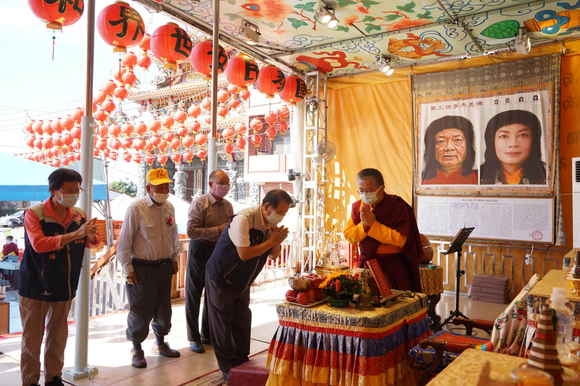 行動佛殿146站屏東高樹，本會師兄帶領高樹鄉長王樹圍(中)頂禮南無第三世多杰羌佛