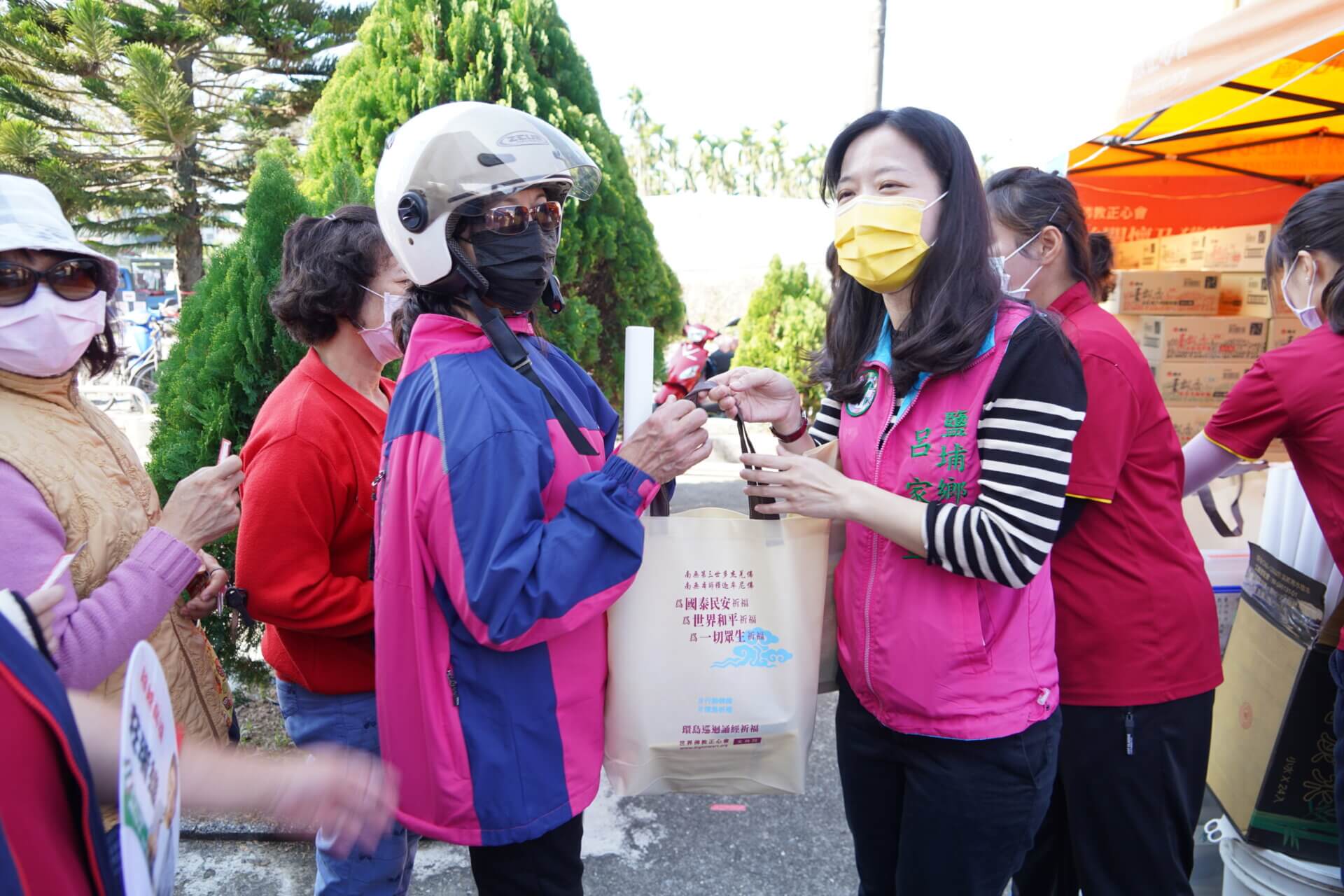 行動佛殿148站屏東鹽埔，本會公益關懷發送愛心物資給鹽埔弱勢家庭