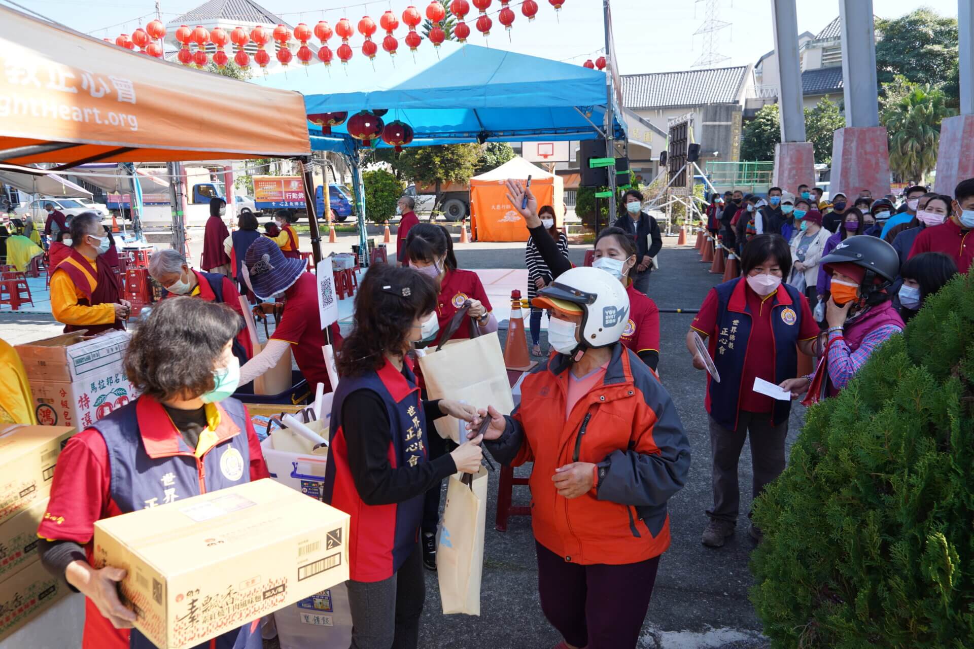 行動佛殿148站屏東鹽埔，本會公益關懷發送愛心物資給鹽埔弱勢家庭