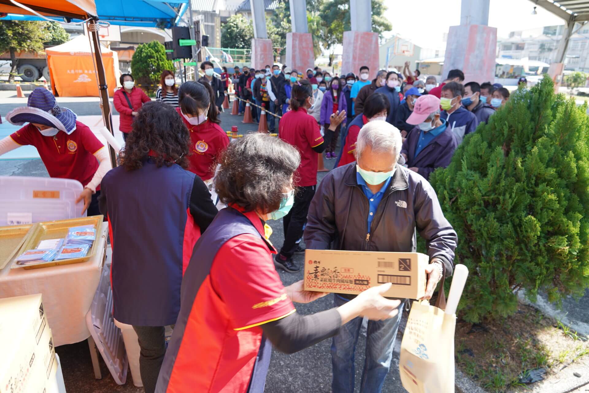 行動佛殿148站屏東鹽埔，本會公益關懷發送愛心物資給鹽埔弱勢家庭