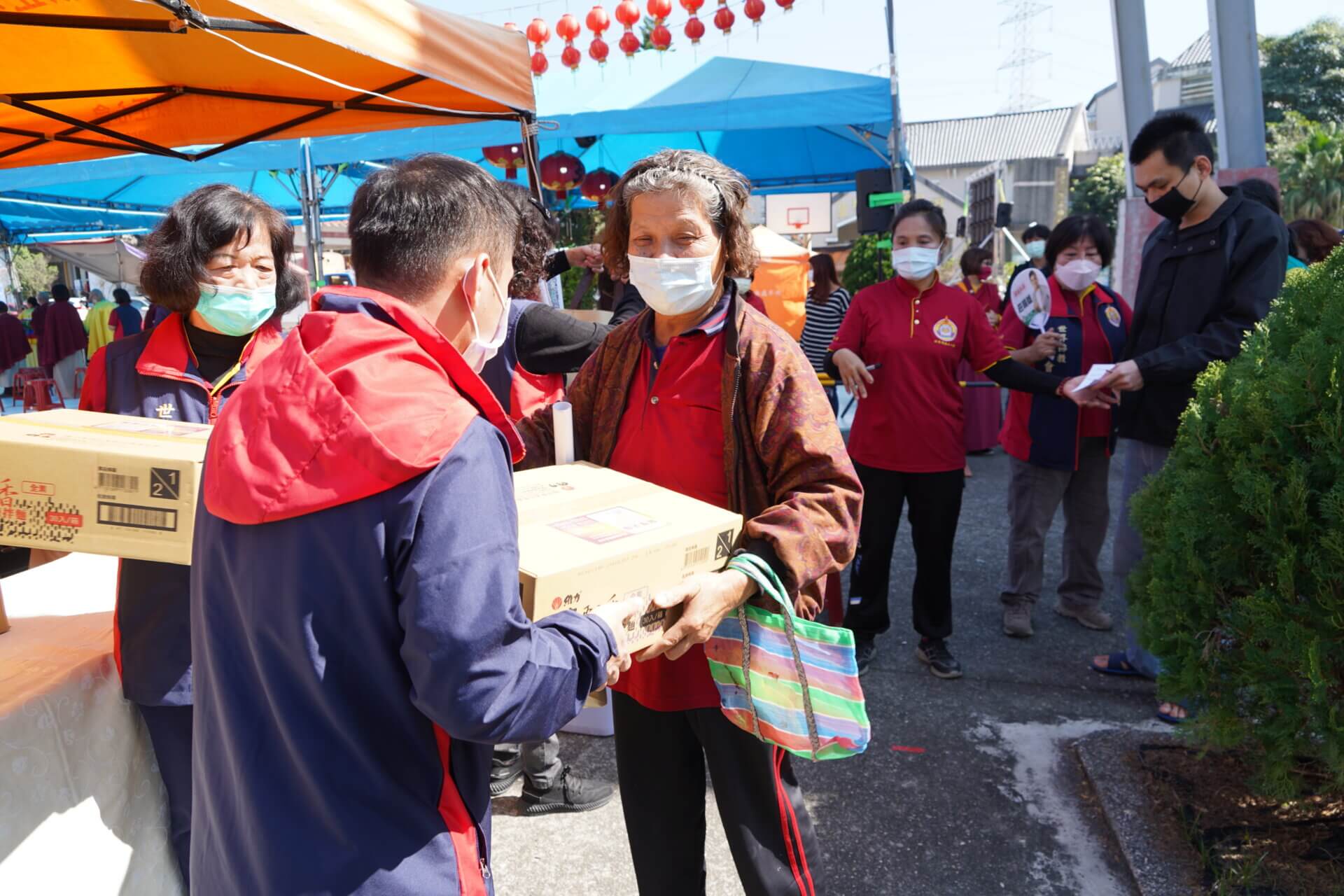 行動佛殿148站屏東鹽埔，本會公益關懷發送愛心物資給鹽埔弱勢家庭