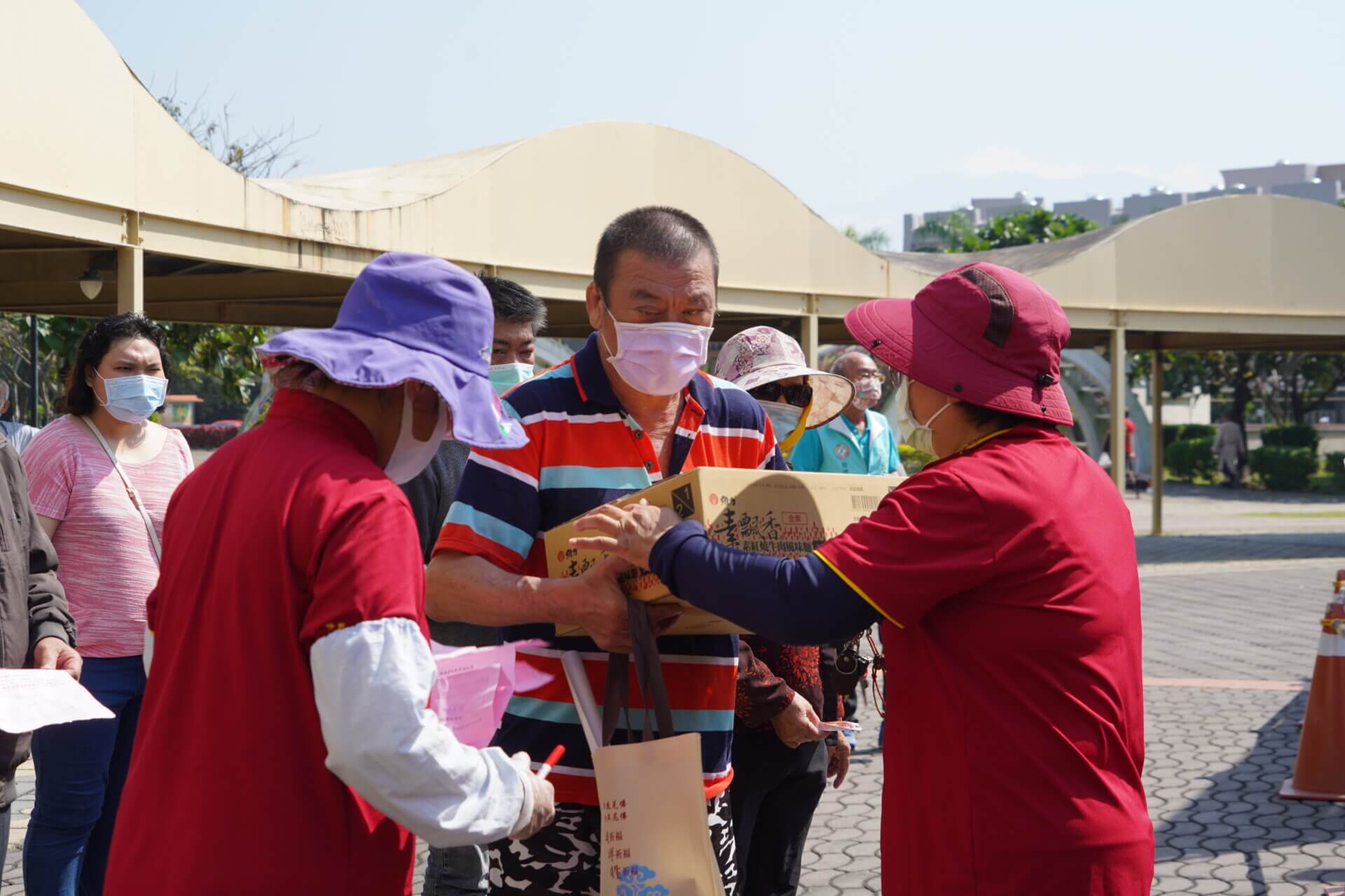 行動佛殿149站屏東萬丹，本會關懷弱勢發送愛心物資