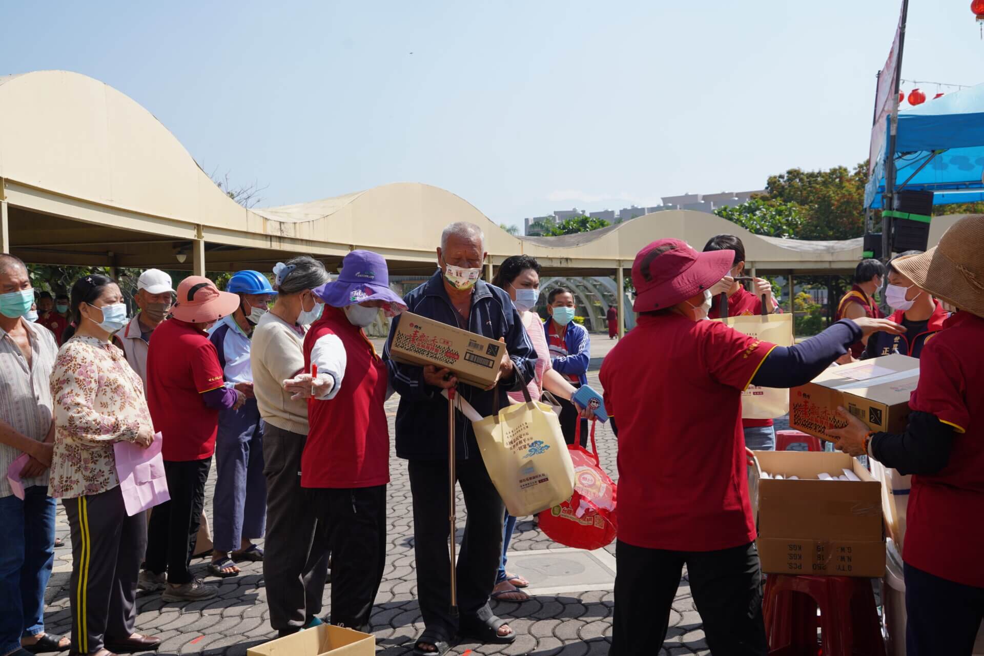 行動佛殿149站屏東萬丹，本會關懷弱勢發送愛心物資