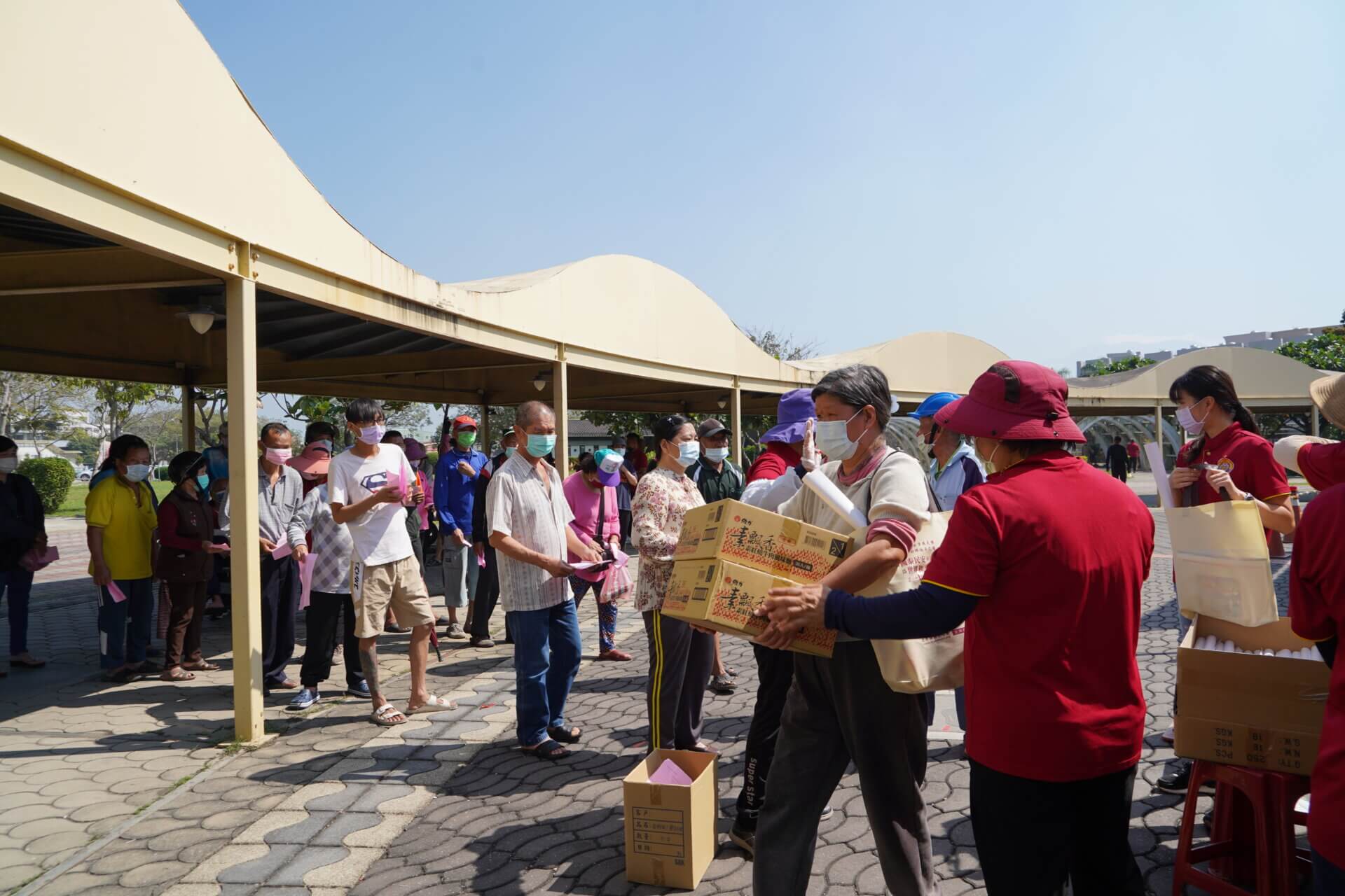 行動佛殿149站屏東萬丹，本會關懷弱勢發送愛心物資