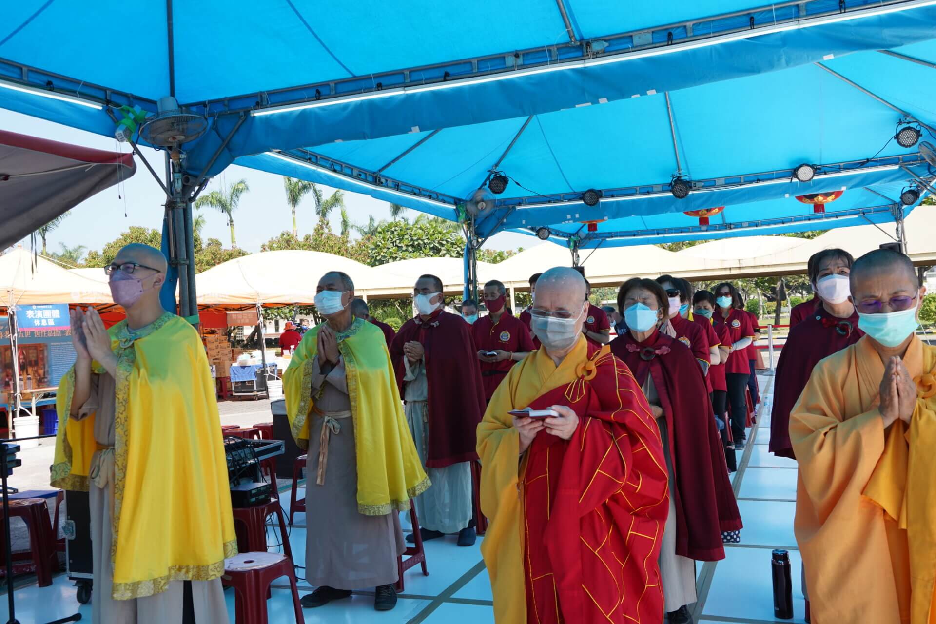 行動佛殿149站屏東萬丹，信眾恭敬虔誠參加誦經法會祈請佛陀.佛母回返人間大轉法輪