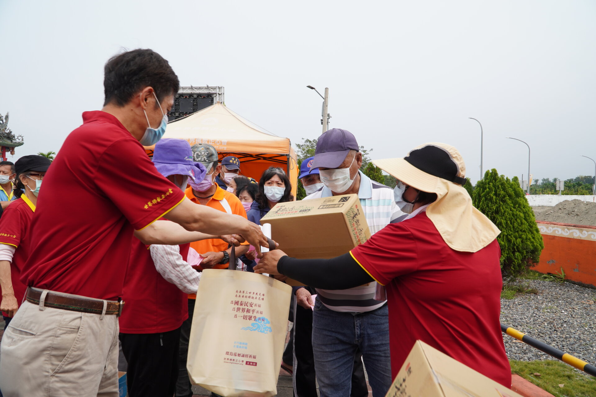 行動佛殿151站屏東萬巒，啟建觀世音菩薩吉祥日法會，本會關懷弱勢發送愛心物資