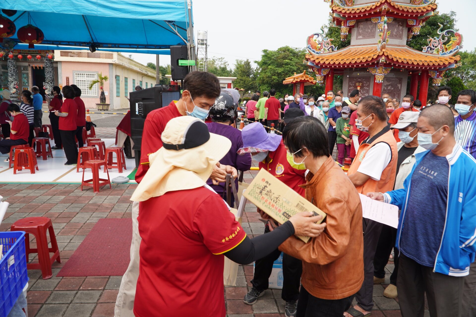 行動佛殿151站屏東萬巒，啟建觀世音菩薩吉祥日法會，本會關懷弱勢發送愛心物資