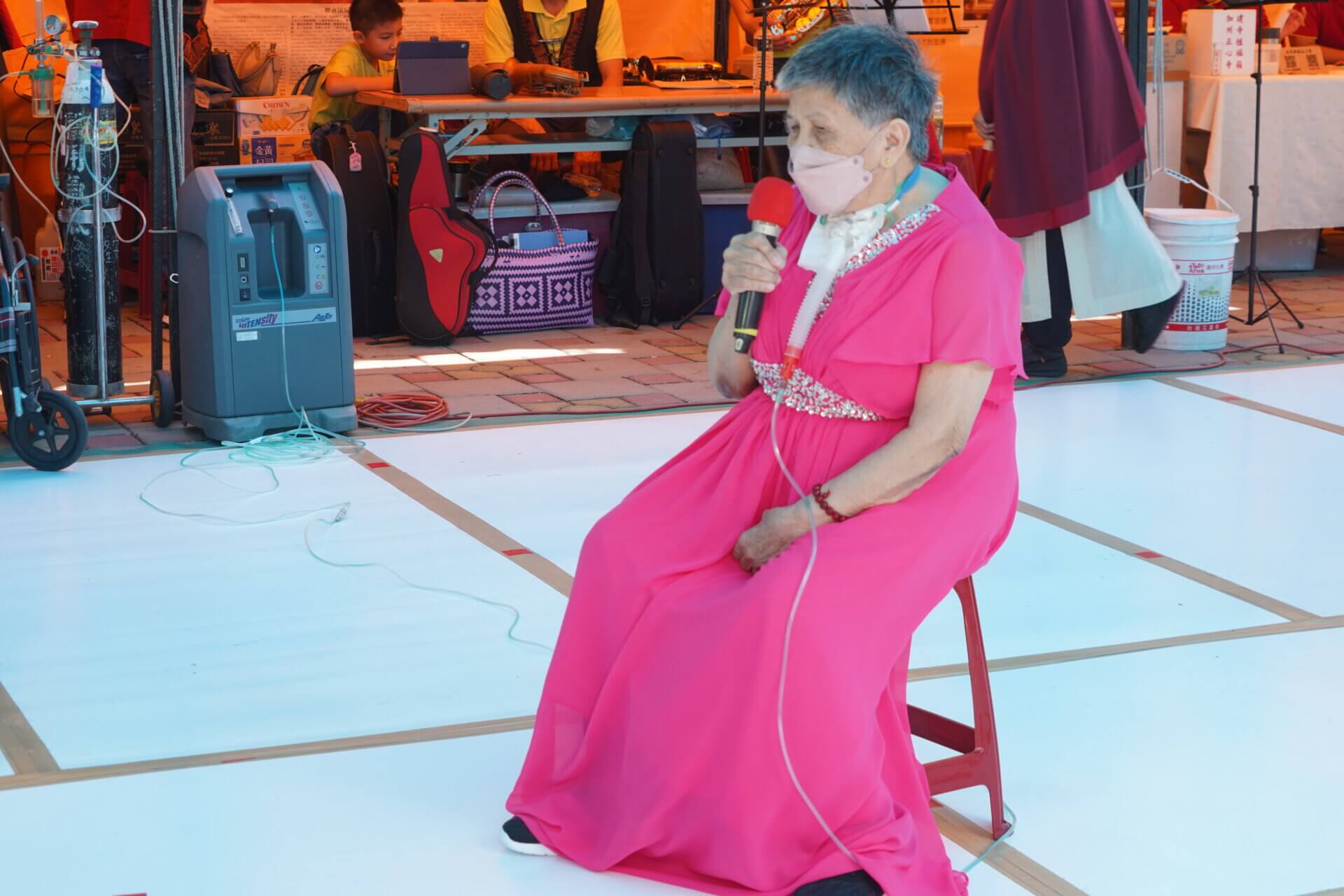 行動佛殿152站屏東南州，76歲曾氣切的潘女士(中坐者)以虔誠之心演唱歌曲樂藝供佛，所有觀眾都相當感動