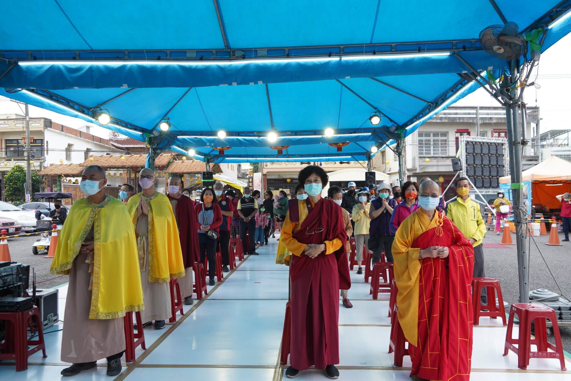 世界佛教正心會行動佛殿153站屏東林邊，眾多信眾參加誦經法會