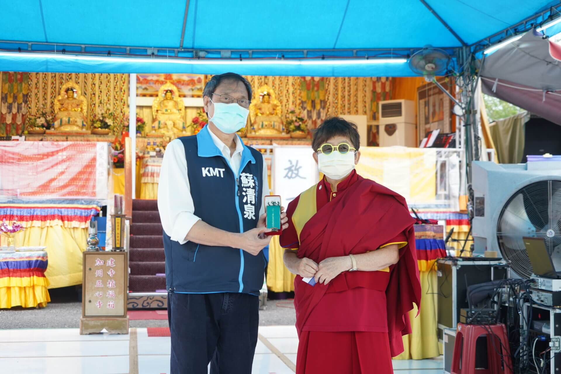 行動佛殿153站屏東林邊，本會執行長陳和慧(右)致贈綠度母墜子給安泰醫院蘇清泉院長(左)