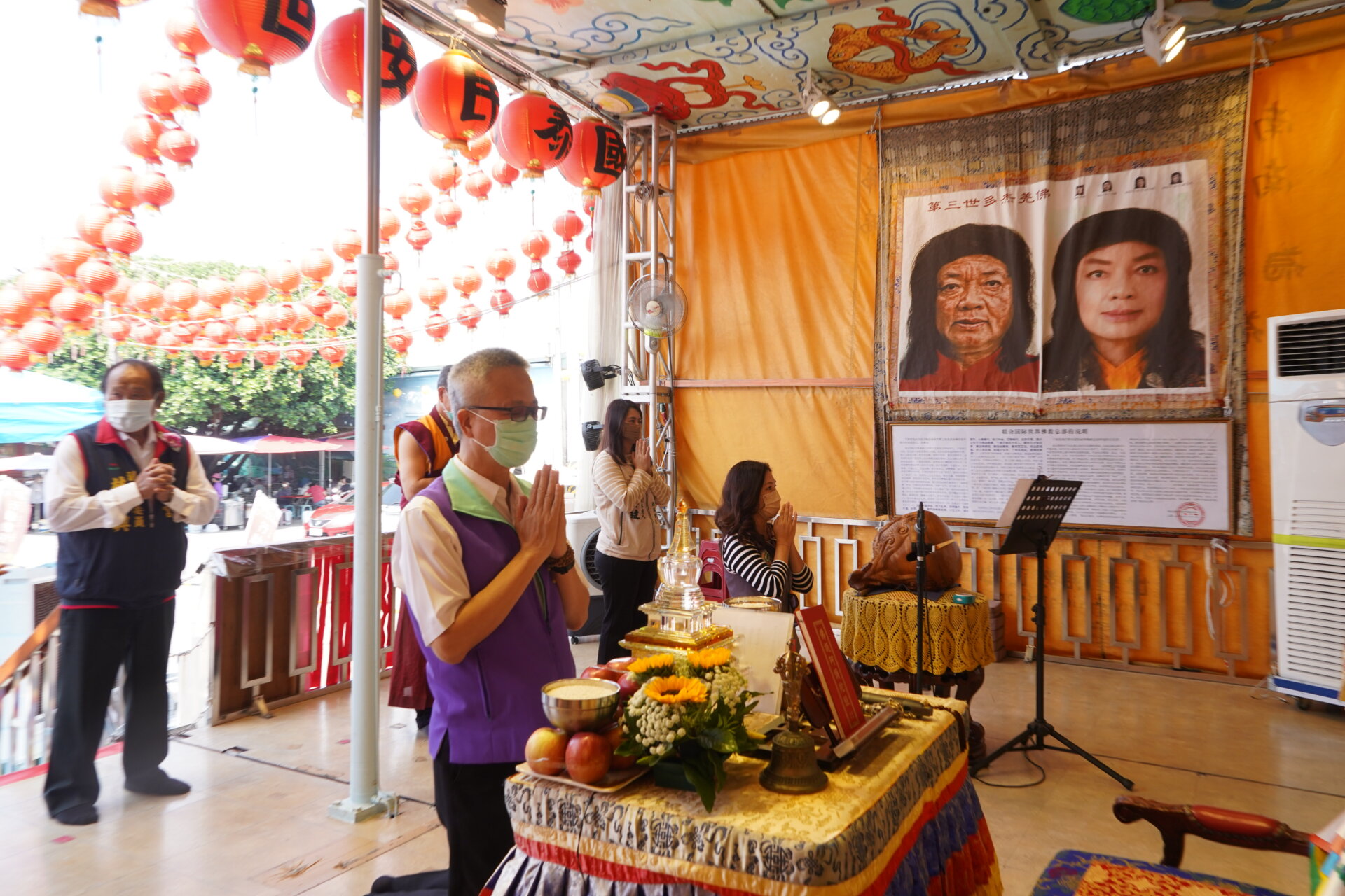 行動佛殿154站屏東新園，本會師兄帶領新園鄉鄉長方冠丁(中)頂禮南無第三世多杰羌佛