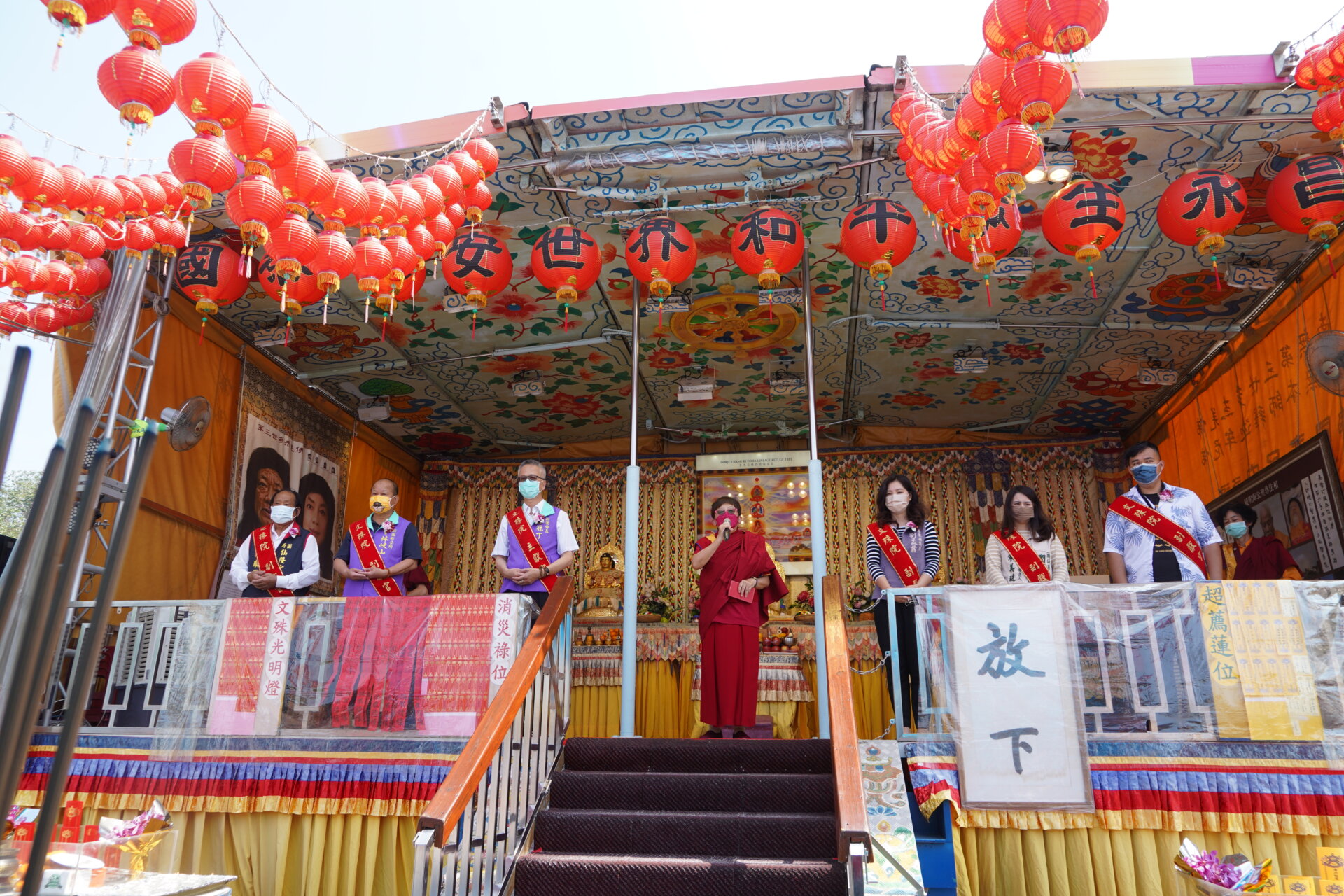 行動佛殿154站屏東新園，本會執行長陳和慧(中)感謝貴賓蒞臨祈福，議員劉孟君(中右)、新園鄉鄉長方冠丁(中左)、鄉公所秘書林岐山、仙隆宮副主委林順興及薩瓦笛卡樂團顧問潘駩宥及議員秘書朱美璉