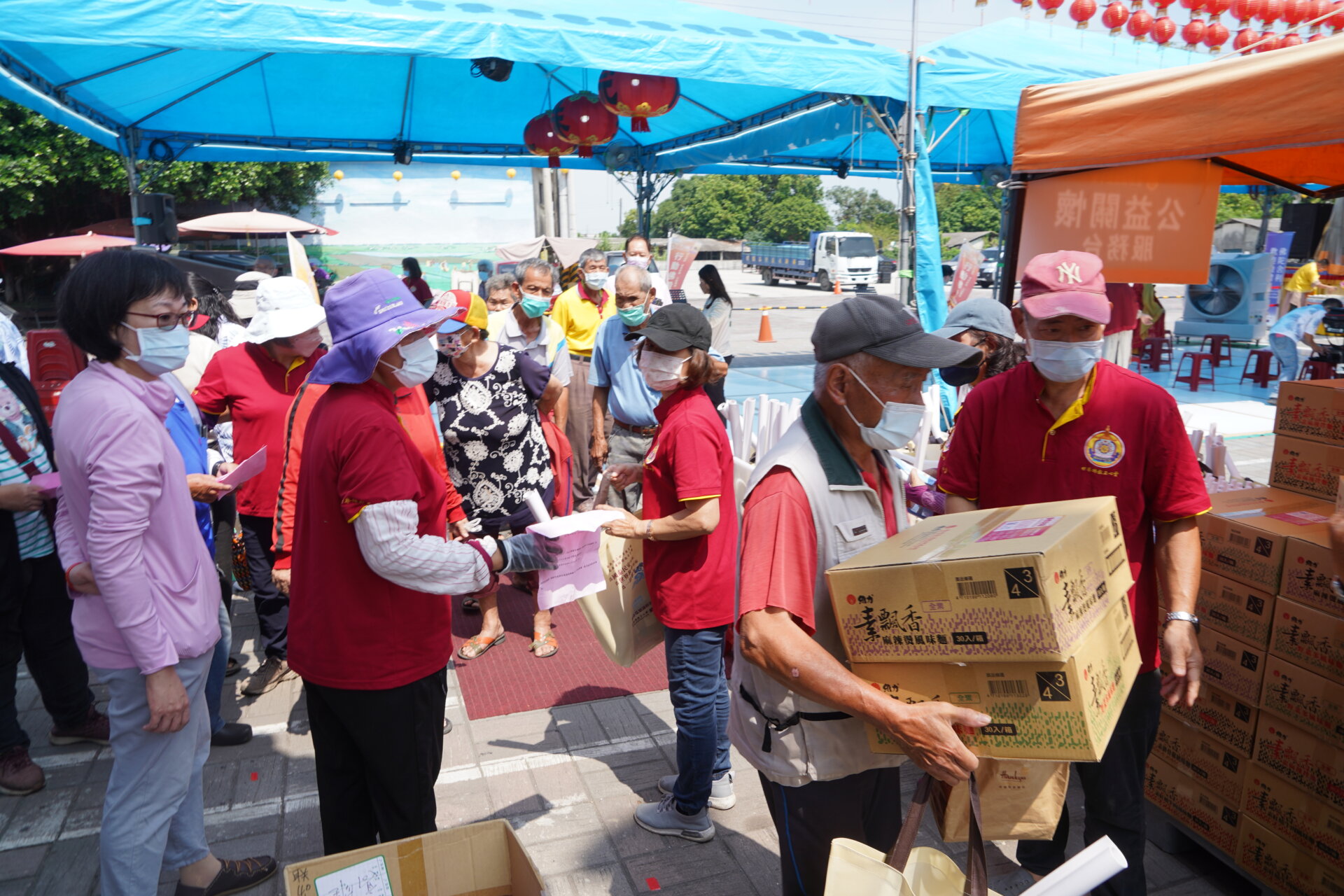 行動佛殿154站屏東新園，本會關懷弱勢團體發送愛心物資