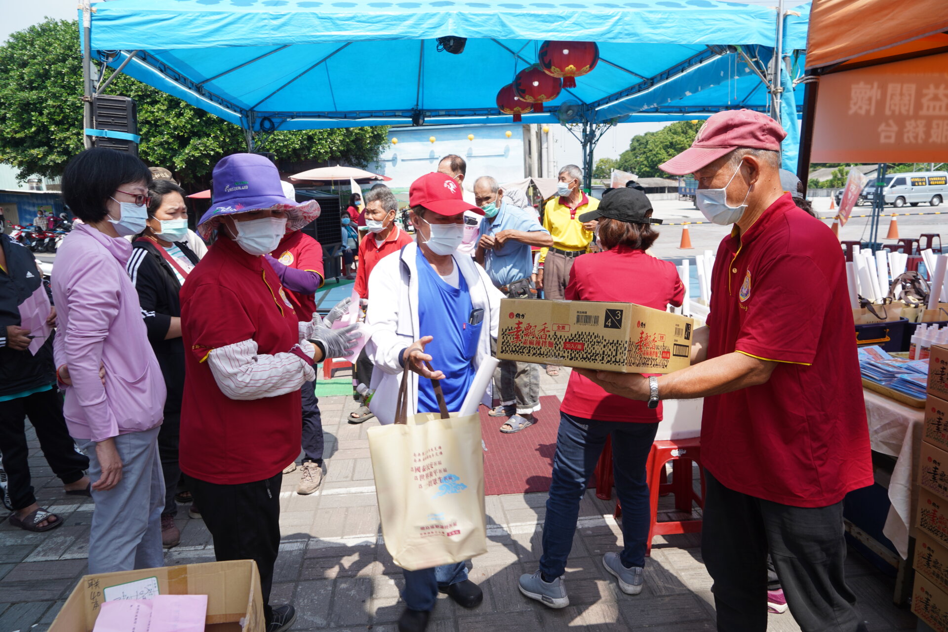 行動佛殿154站屏東新園，本會關懷弱勢團體發送愛心物資