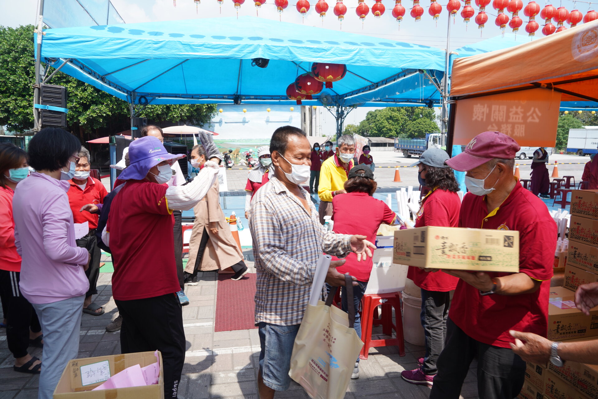 行動佛殿154站屏東新園，本會關懷弱勢團體發送愛心物資