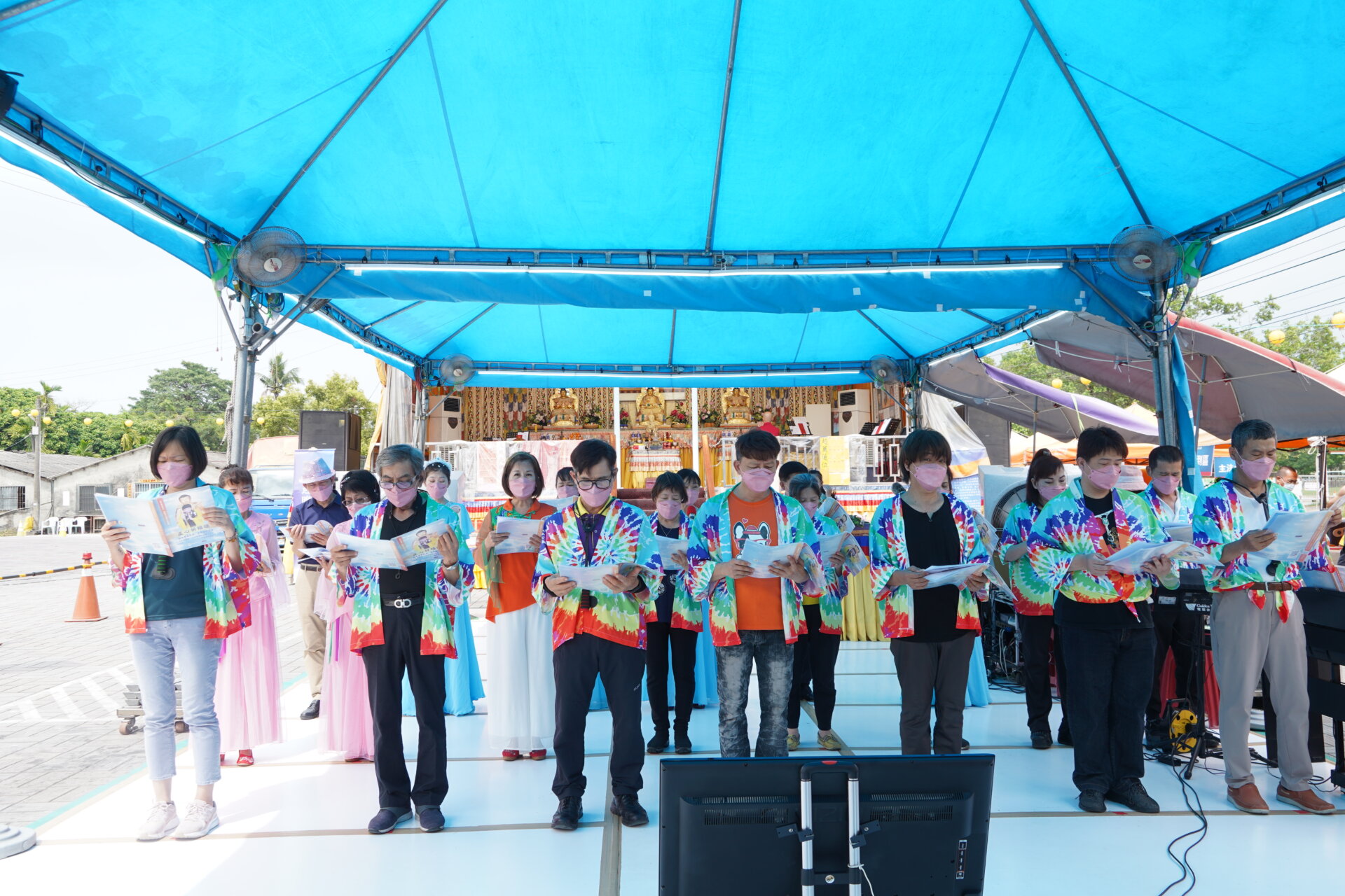 行動佛殿154站屏東新園，表演團體共同演唱感恩的心祈願佛陀佛母回返人間大轉法輪