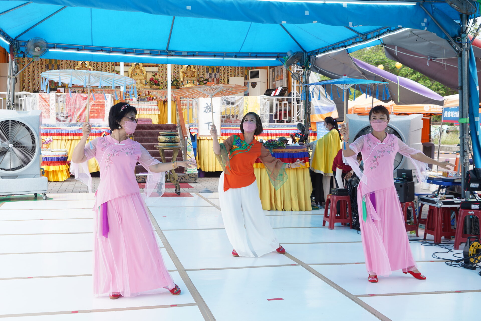 行動佛殿154站屏東新園，花漾年華旗袍隊樂藝供佛