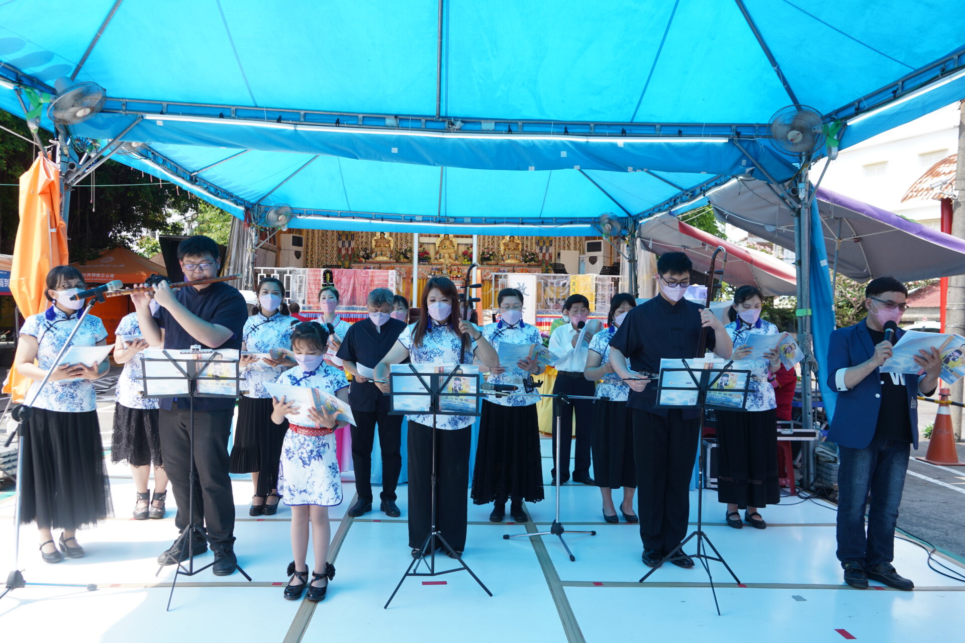 行動佛殿155站屏東佳冬，表演團體齊唱感恩的心祈請佛陀佛母回返人間大轉法輪