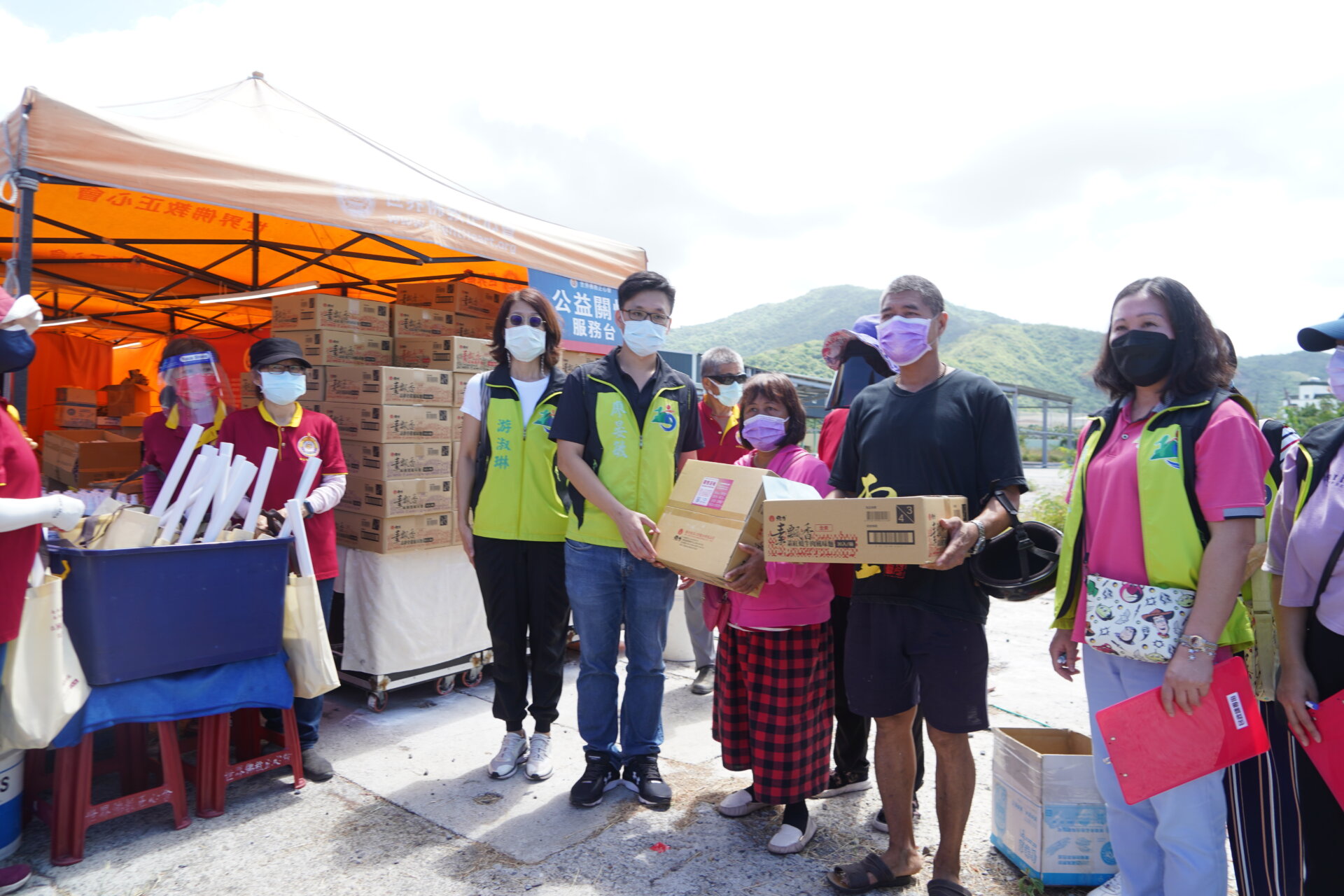 行動佛殿156站屏東枋山，枋山鄉公所民政課同仁與本會共同關懷弱勢家庭發送愛心物資