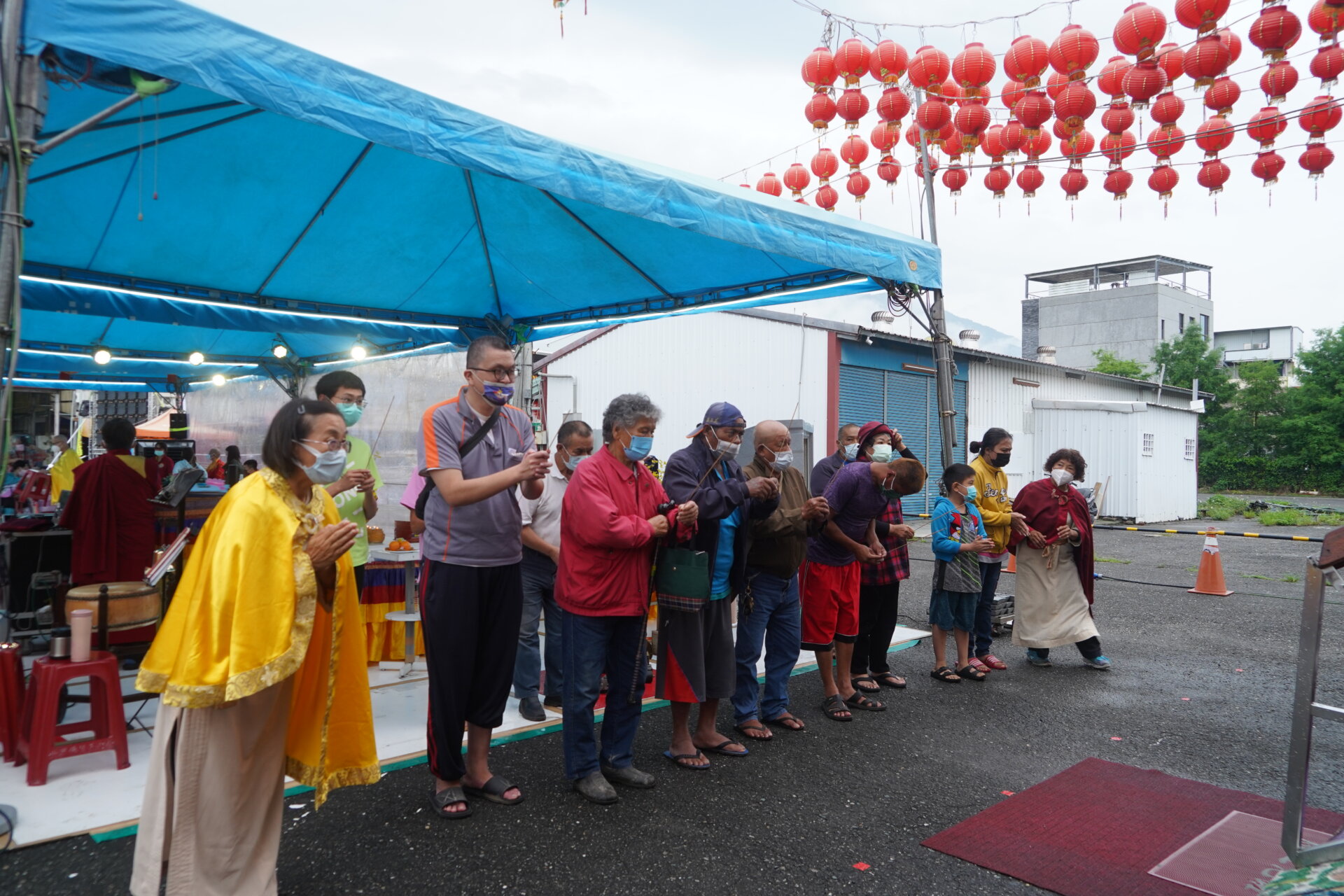 世界佛教正心會行動佛殿159站台東關山，眾多信眾上香祈福