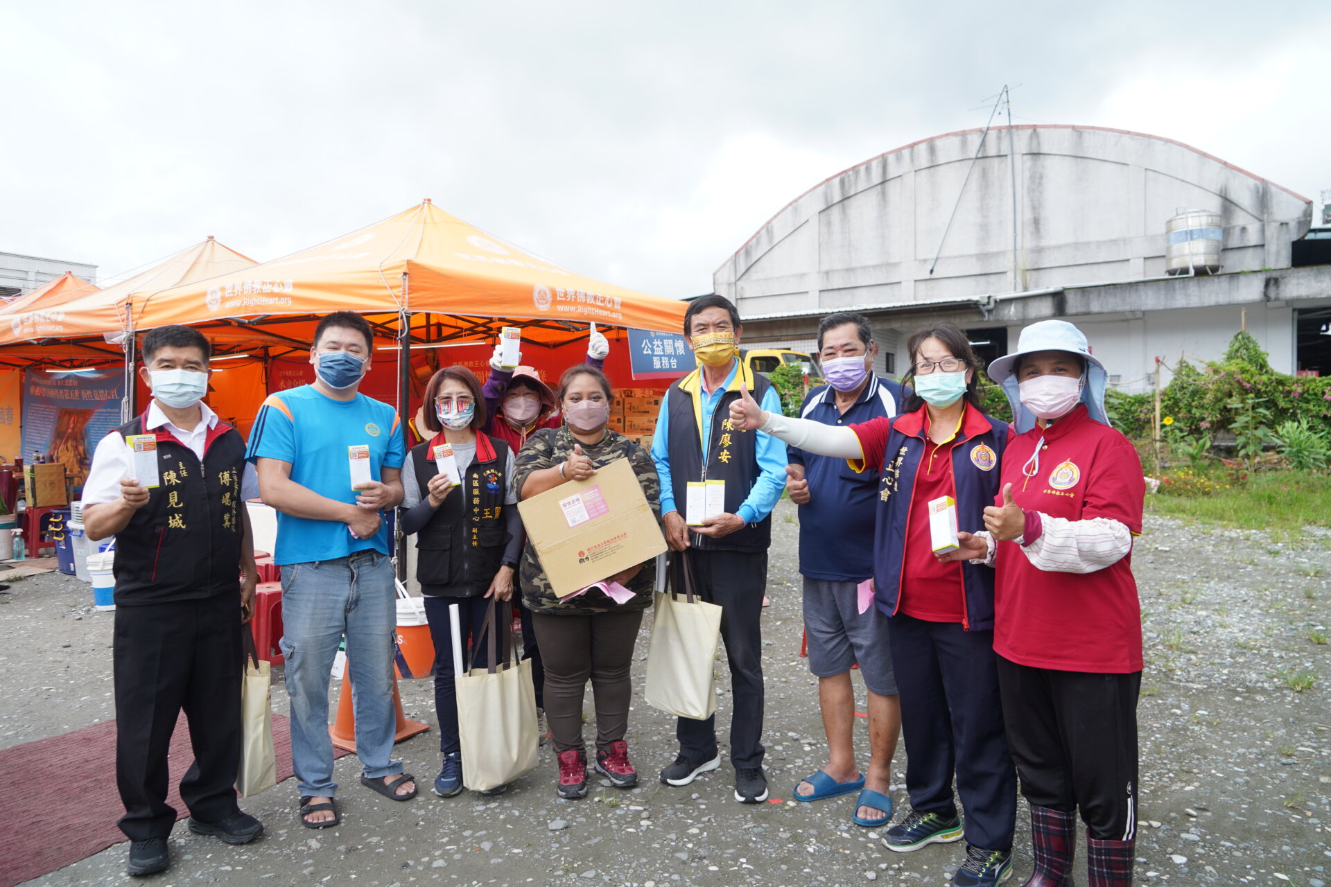 行動佛殿160站花蓮瑞穗，本會募集愛心除原本物資再加送兩劑福吉美唾液快篩試劑給弱勢家庭