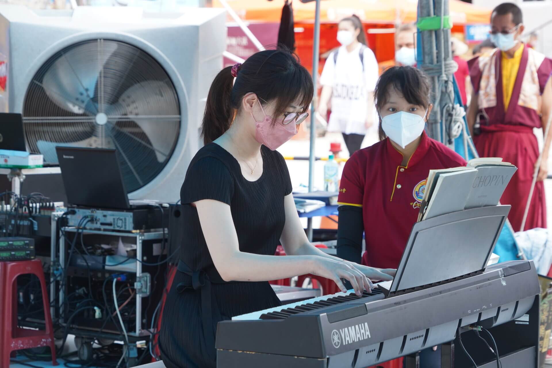 行動佛殿158站屏東滿州，陳盈融鋼琴演奏樂藝供佛