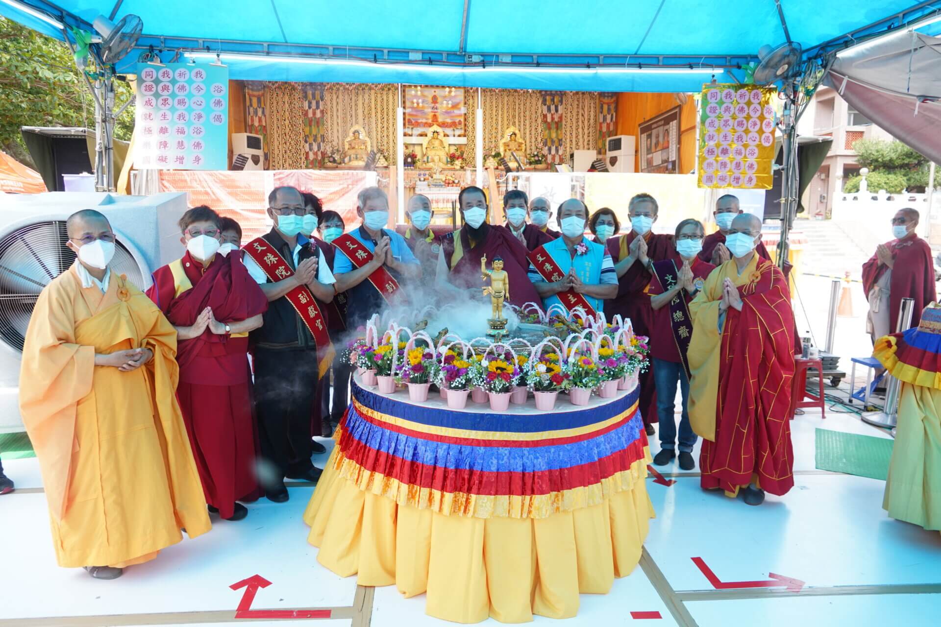 行動佛殿158站屏東滿州，舉辦恭祝釋迦世尊聖誕浴佛暨放生法會，本會指導上師恆性嘉措仁波且(中)跟貴賓合影