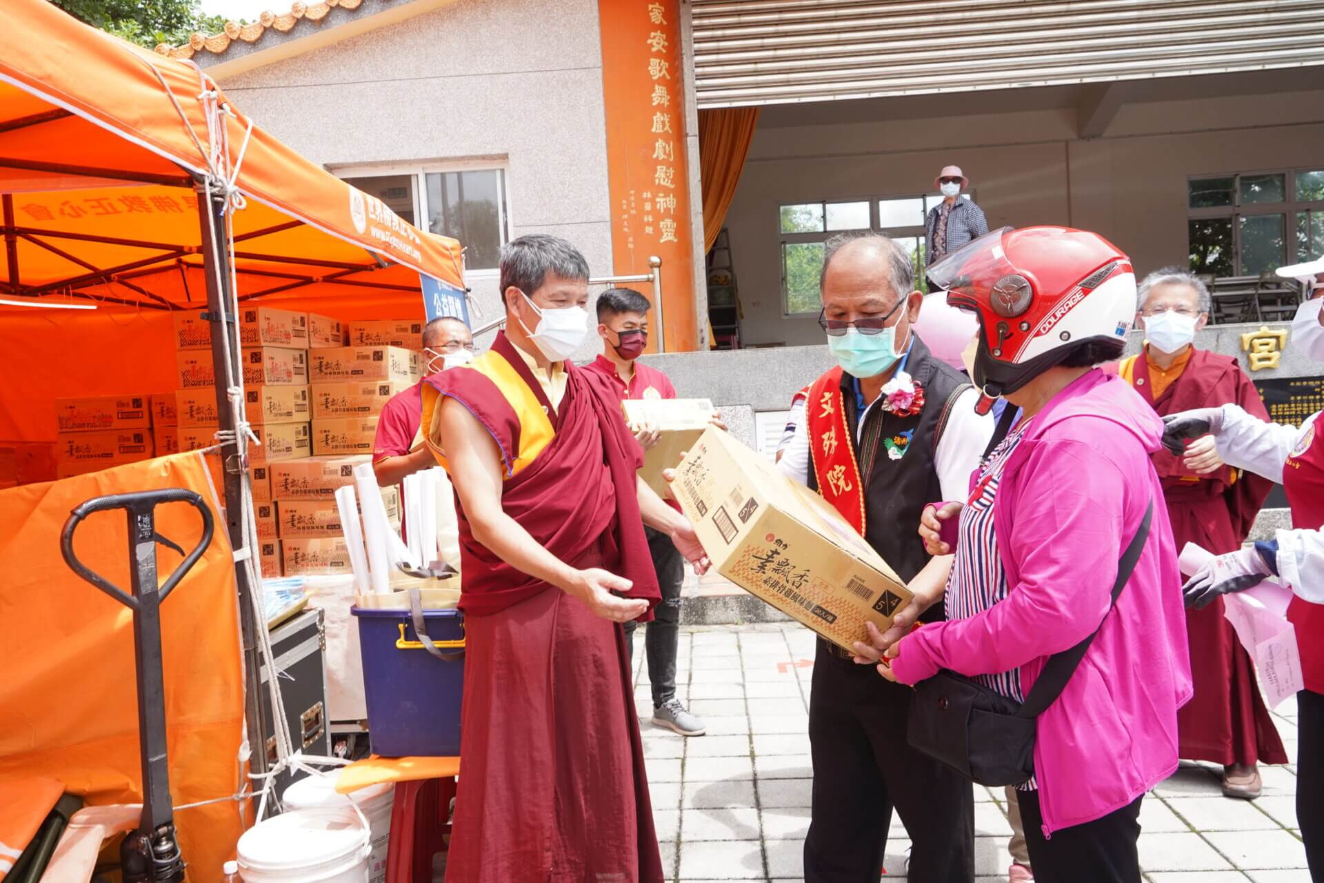 行動佛殿158站屏東滿州，舉辦恭祝釋迦世尊聖誕浴佛暨放生法會，關懷弱勢發送愛心物資