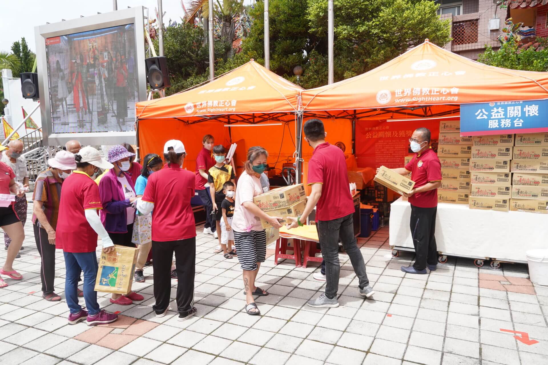 行動佛殿158站屏東滿州，舉辦恭祝釋迦世尊聖誕浴佛暨放生法會，關懷弱勢發送愛心物資