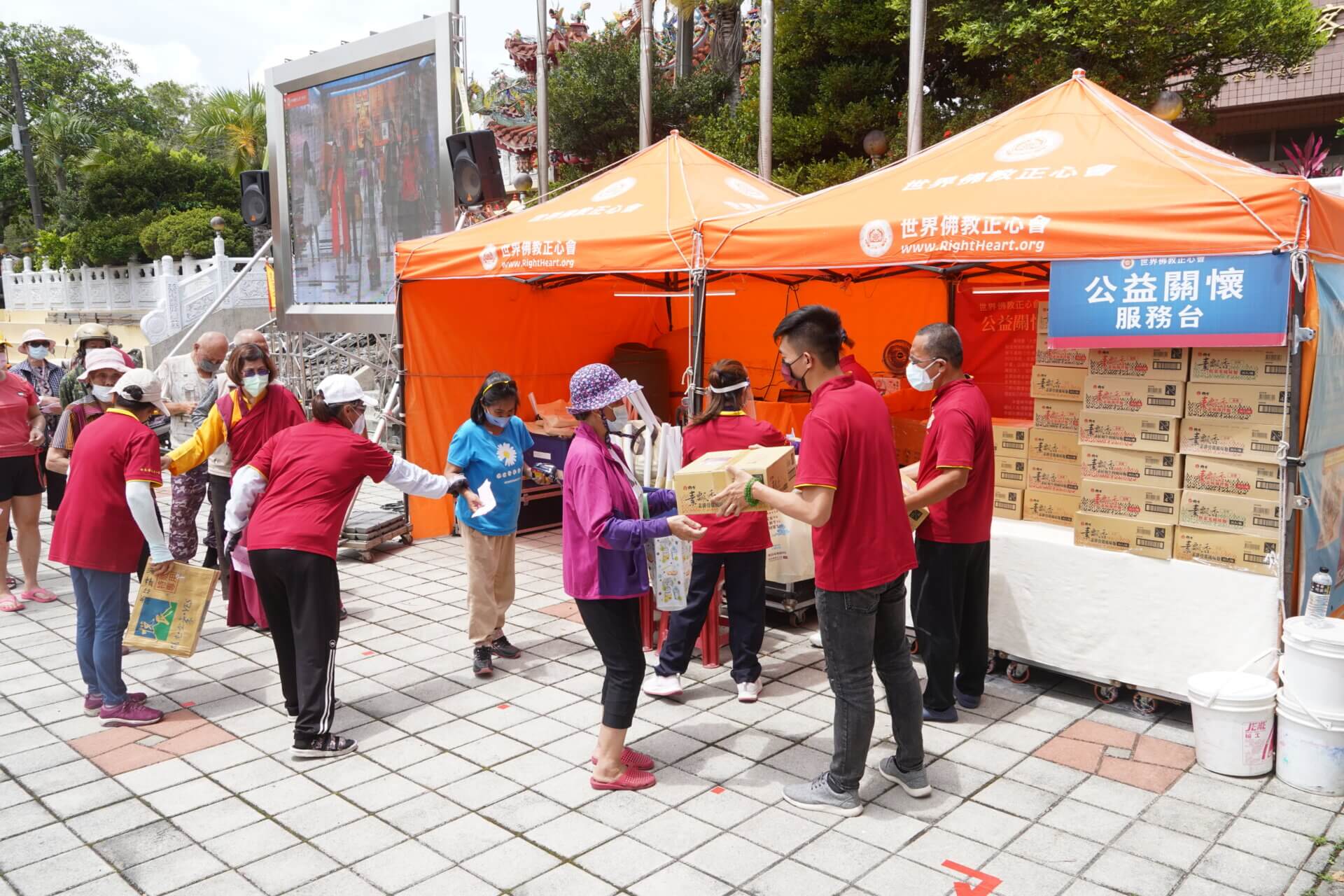 行動佛殿158站屏東滿州，舉辦恭祝釋迦世尊聖誕浴佛暨放生法會，關懷弱勢發送愛心物資