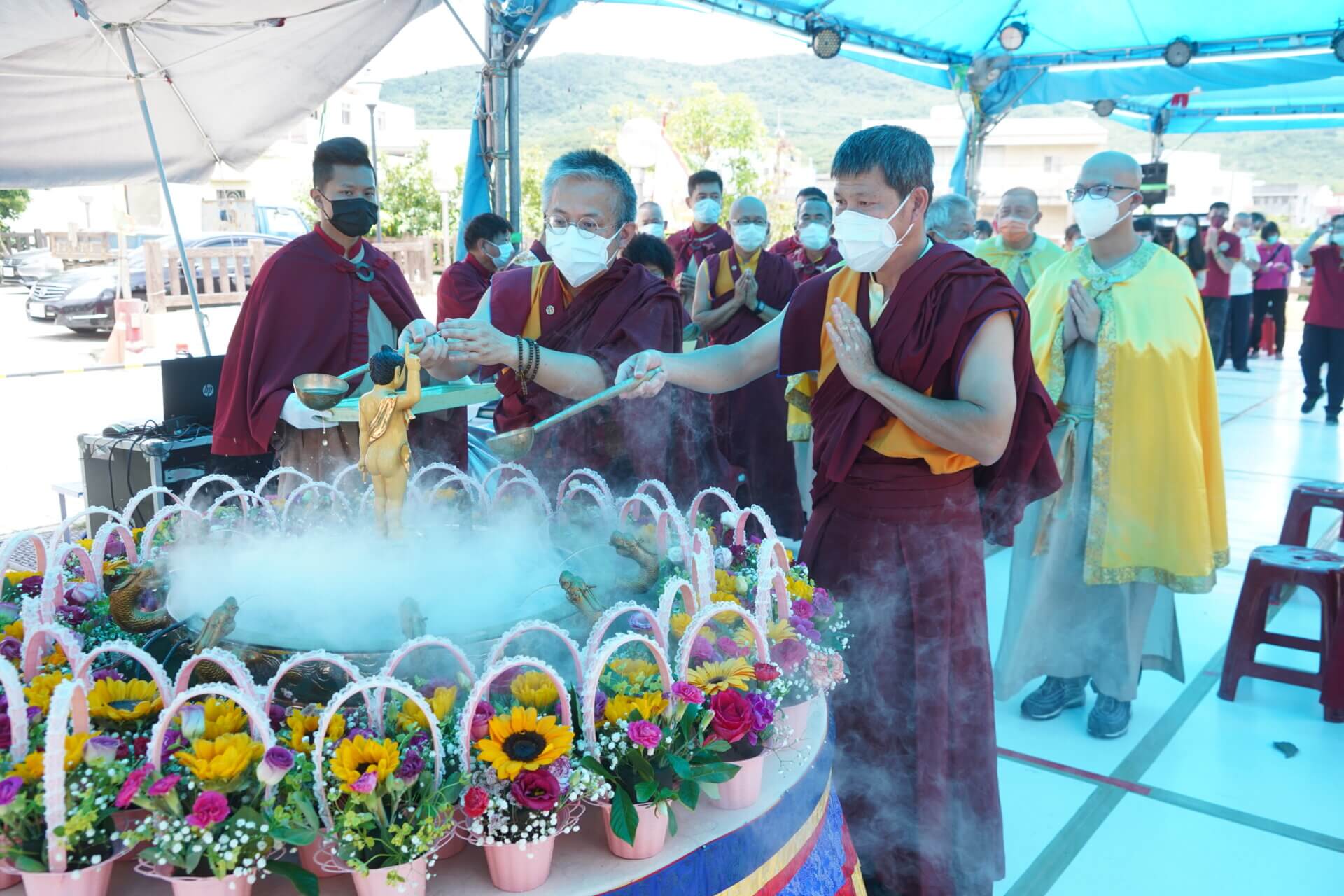 行動佛殿158站屏東滿州，舉辦恭祝釋迦世尊聖誕浴佛暨放生法會，眾多信眾參加浴佛法會