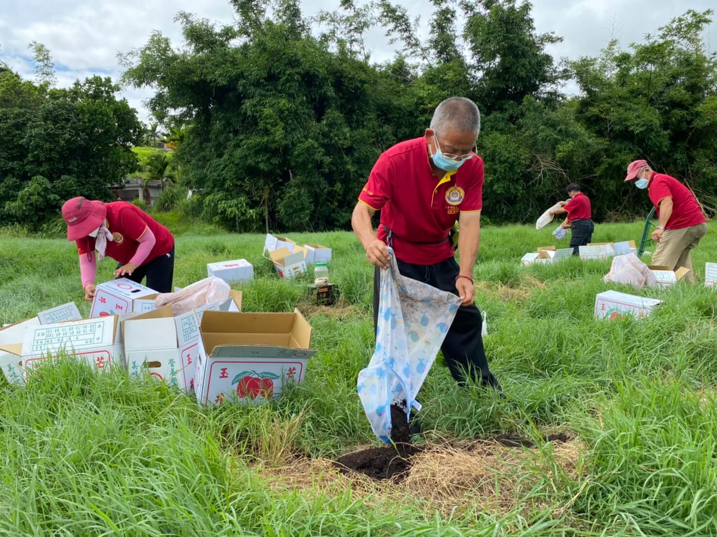 行動佛殿158站屏東滿州，舉辦恭祝釋迦世尊聖誕浴佛暨放生法會，法會圓滿後放生20多萬尾地龍