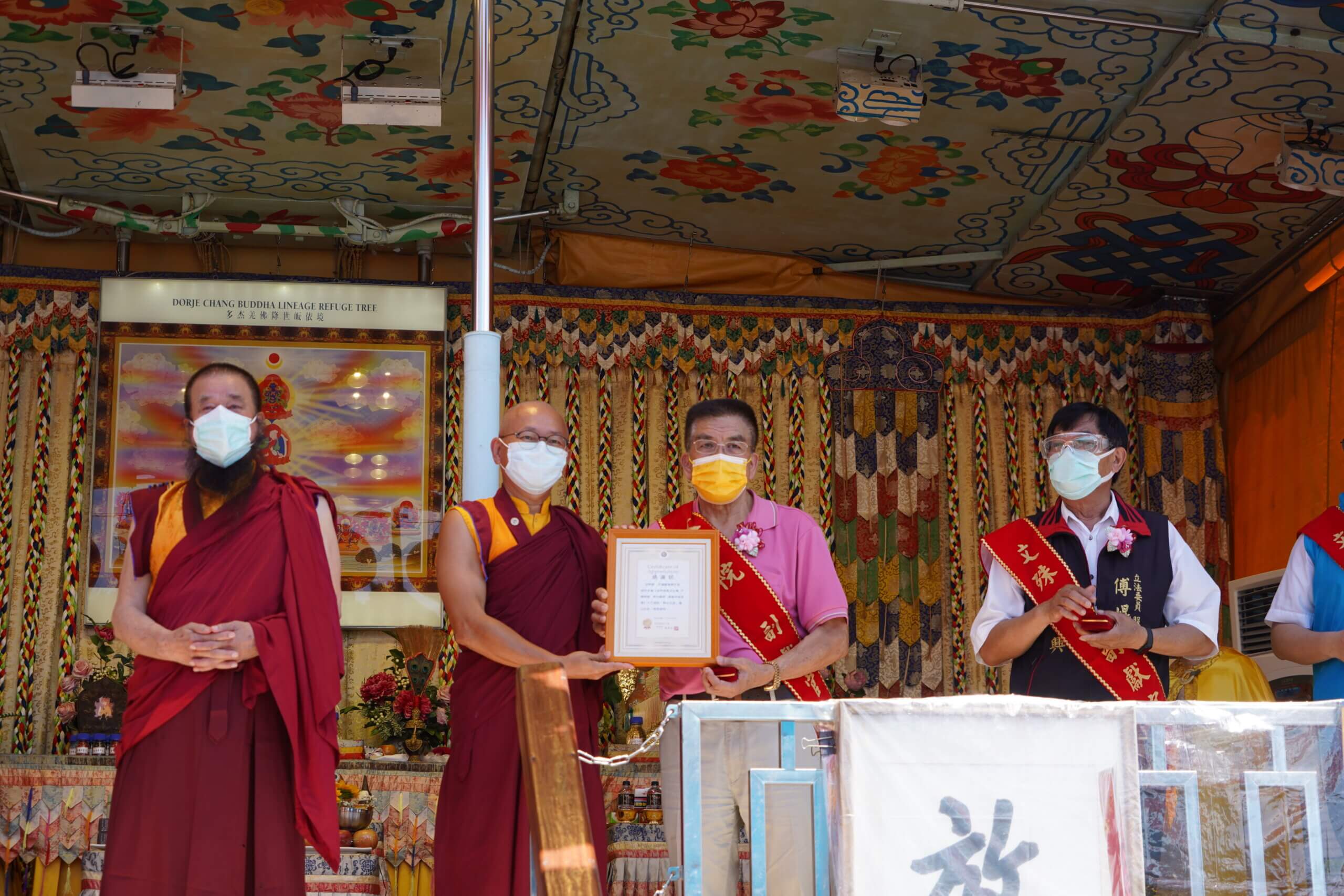 行動佛殿161站花蓮豐濱，本會致贈感謝狀給順天宮主委