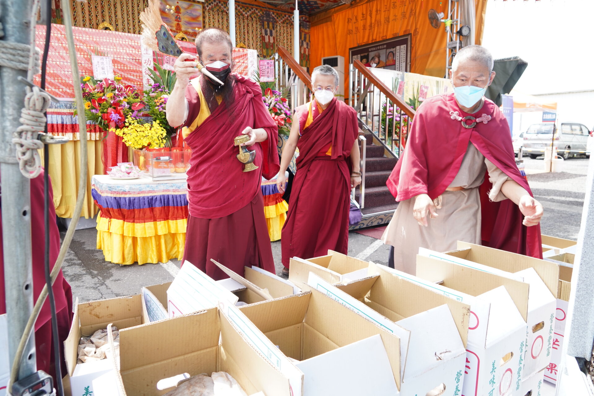 行動佛殿163站宜蘭壯圍，舉辦恭迎南無第三世多杰羌佛佛誕暨放生法會，本會上師法水加持放生地龍