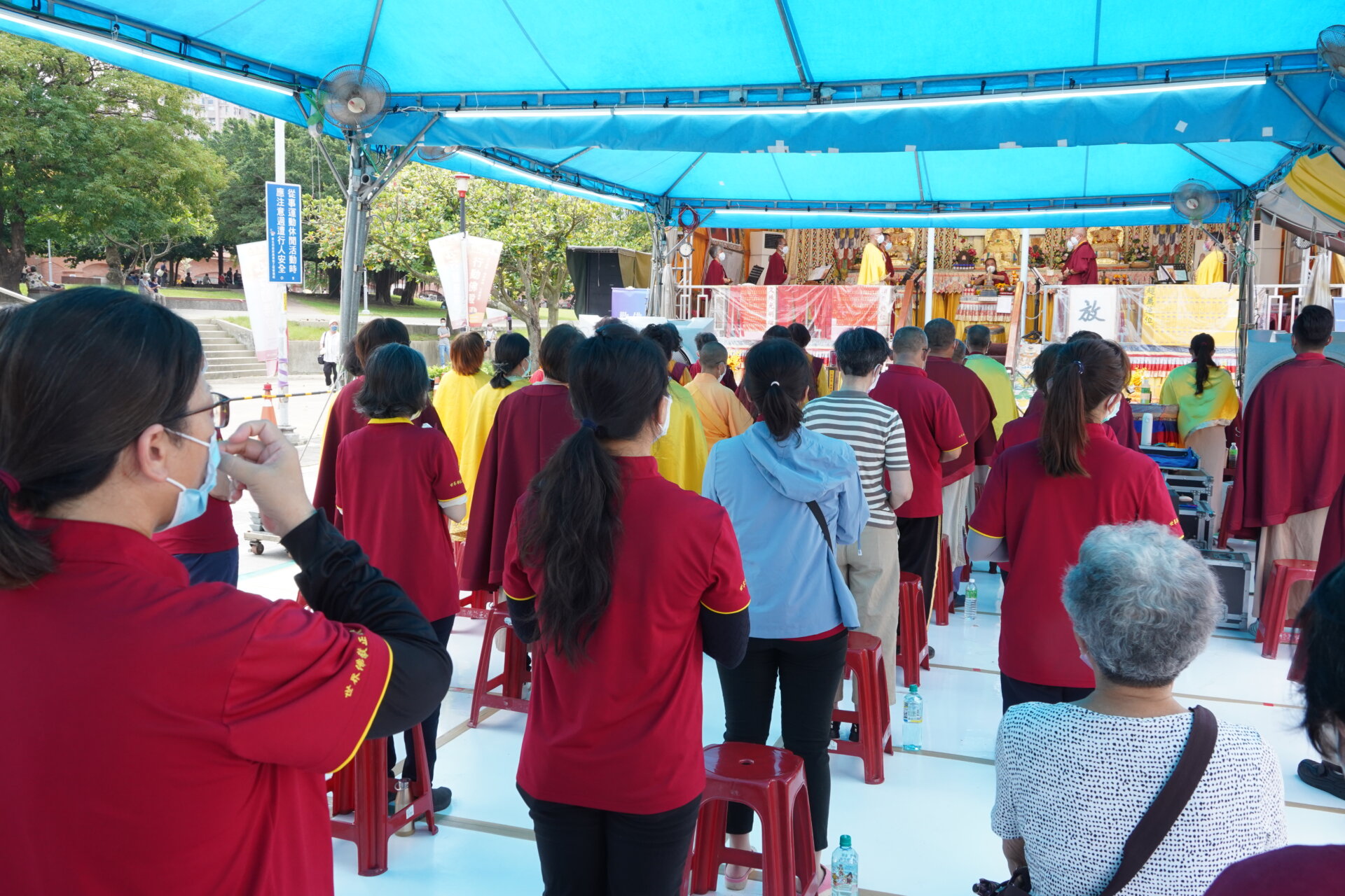 行動佛殿165站淡水捷運站，眾多信眾參加誦經法會
