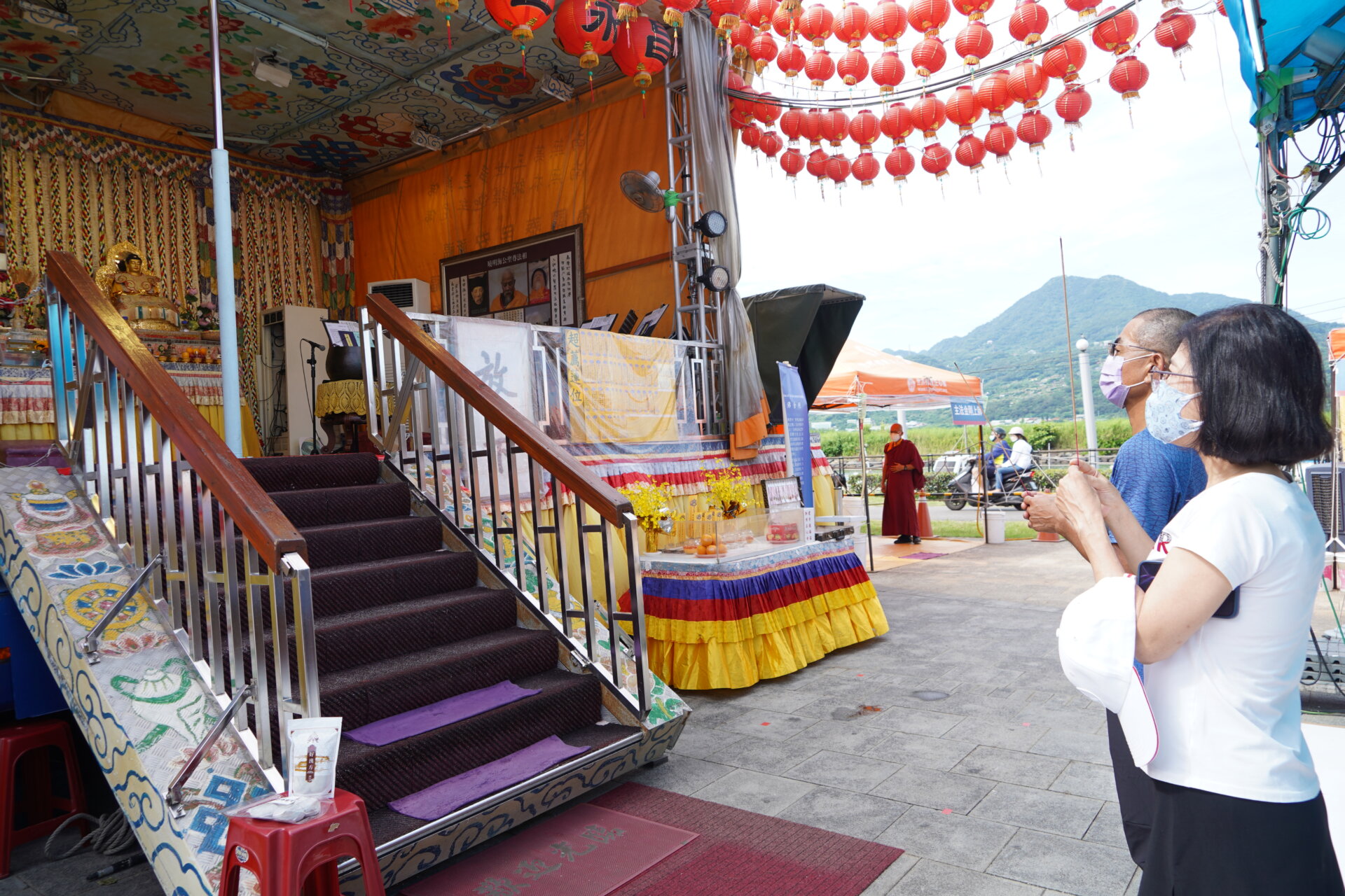 行動佛殿165站淡水捷運站，信眾上香祈福