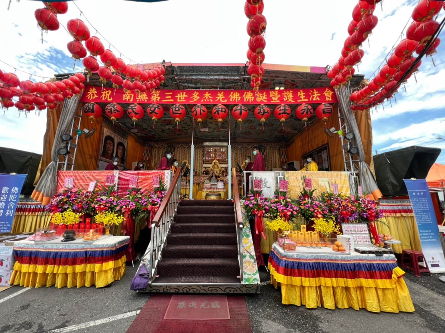行動佛殿163站宜蘭壯圍舉辦恭迎南無第三世多杰羌佛佛誕暨放生法會，眾多信眾參加誦經法會