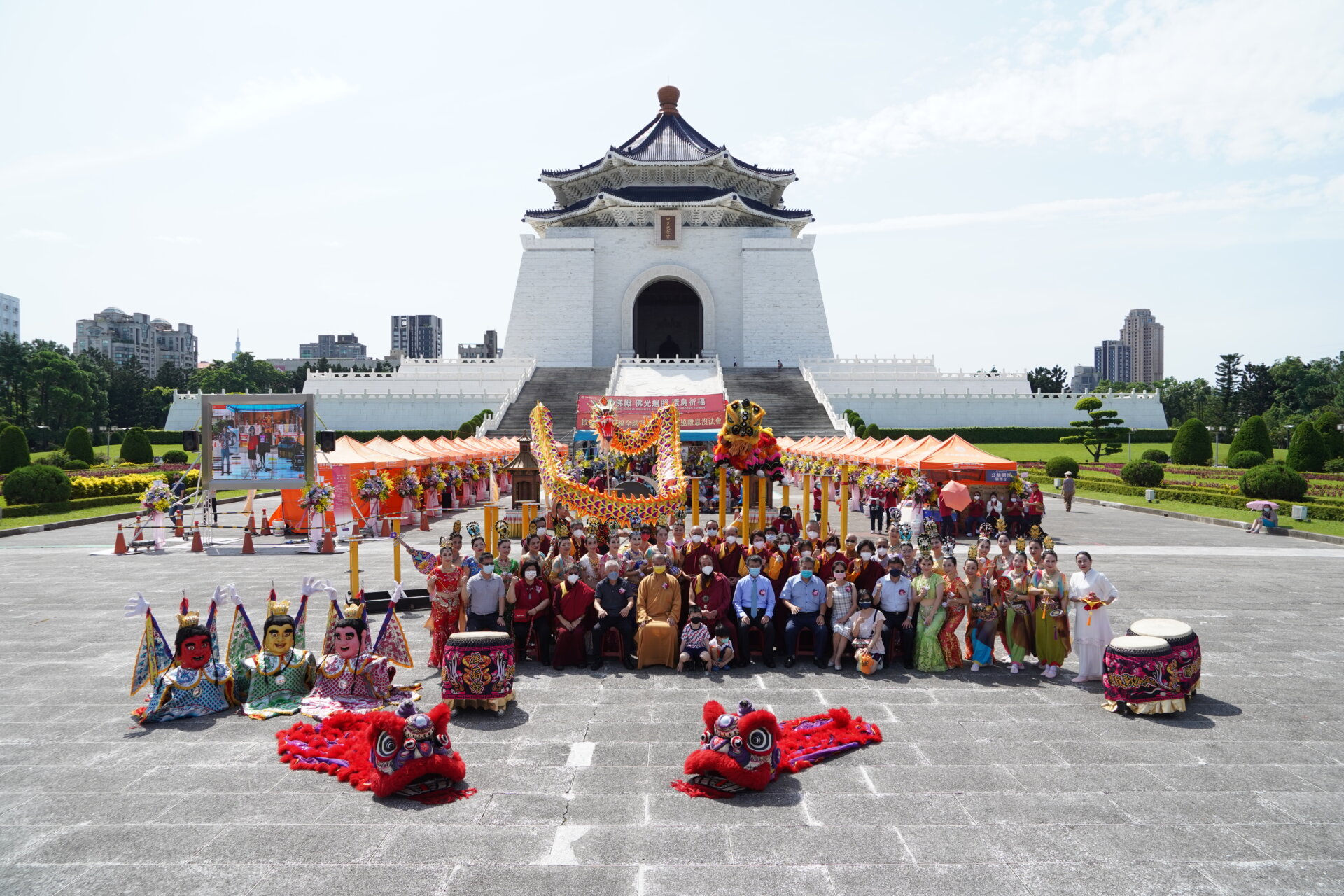 行動佛殿168站圓滿大法會，本會指導上師恆性措仁波且與表演團體合影